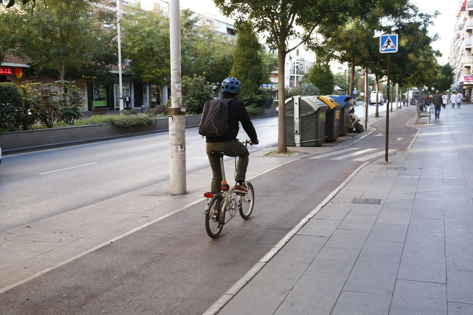 Un ciclista por el carril bici de Camino de Ronda