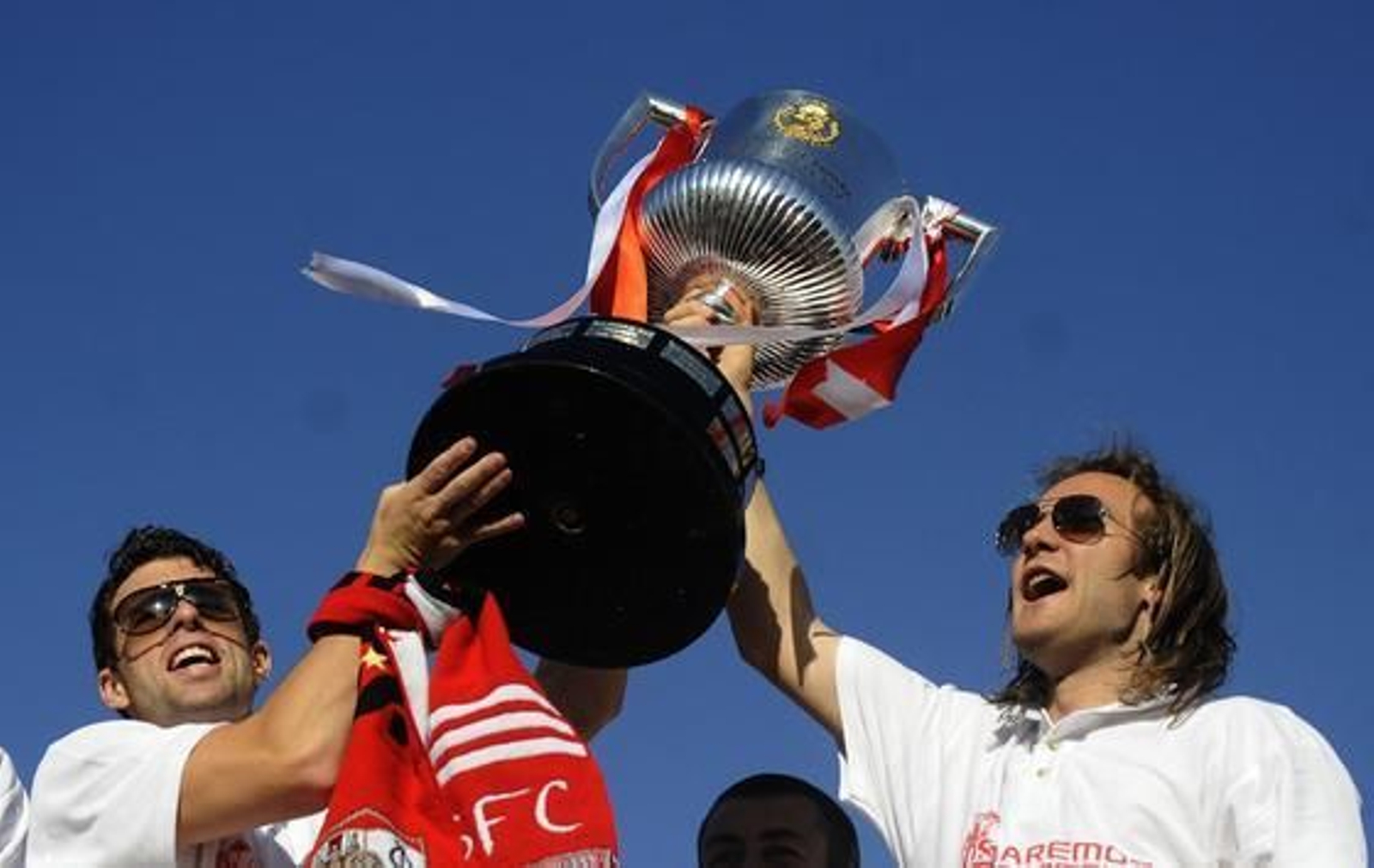 El Sevilla recorre la ciudad para festejar con sus aficionados el título de la Copa del Rey.

Foto: Agencias