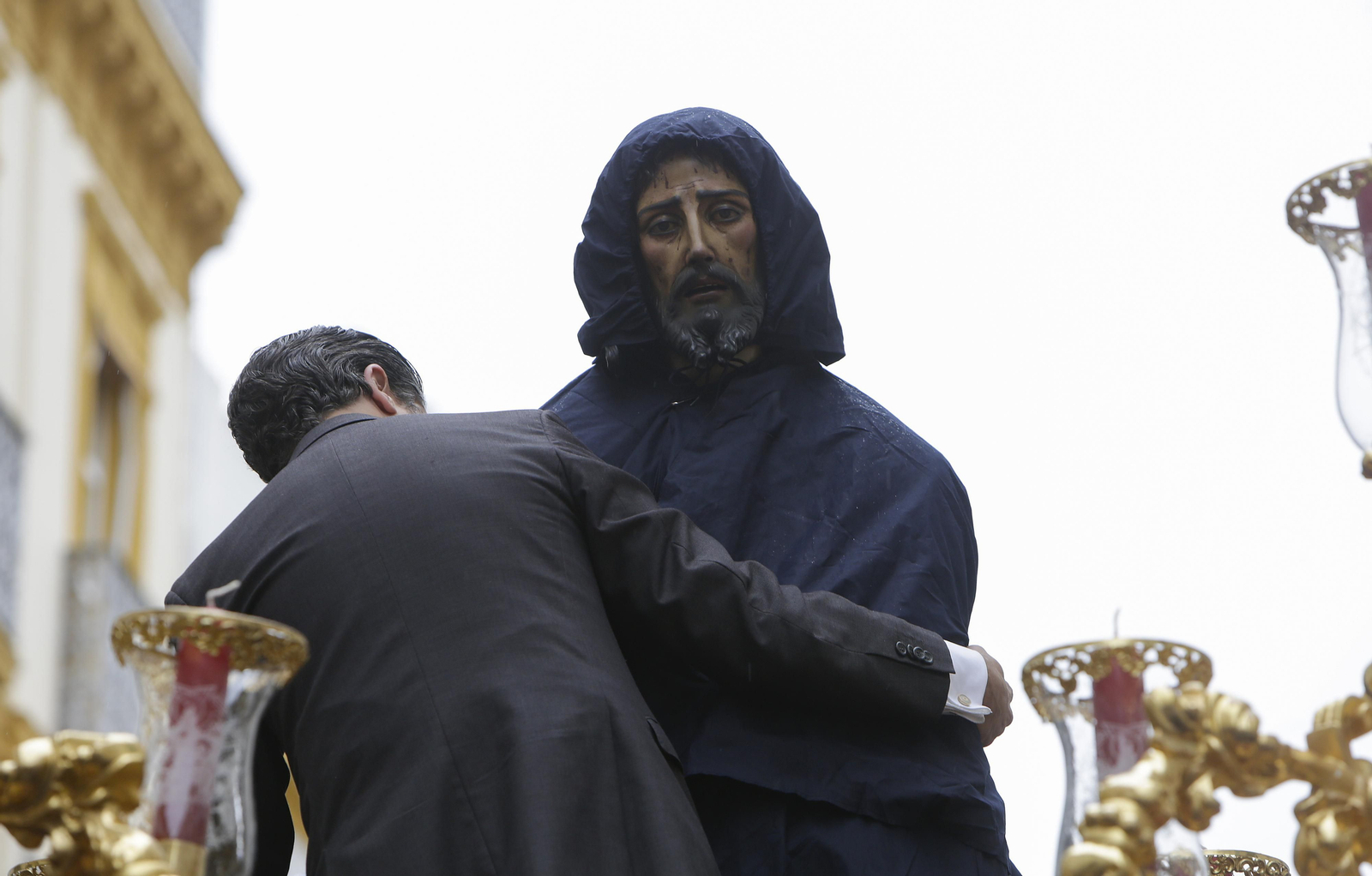 Cautivo con el capote impermeable