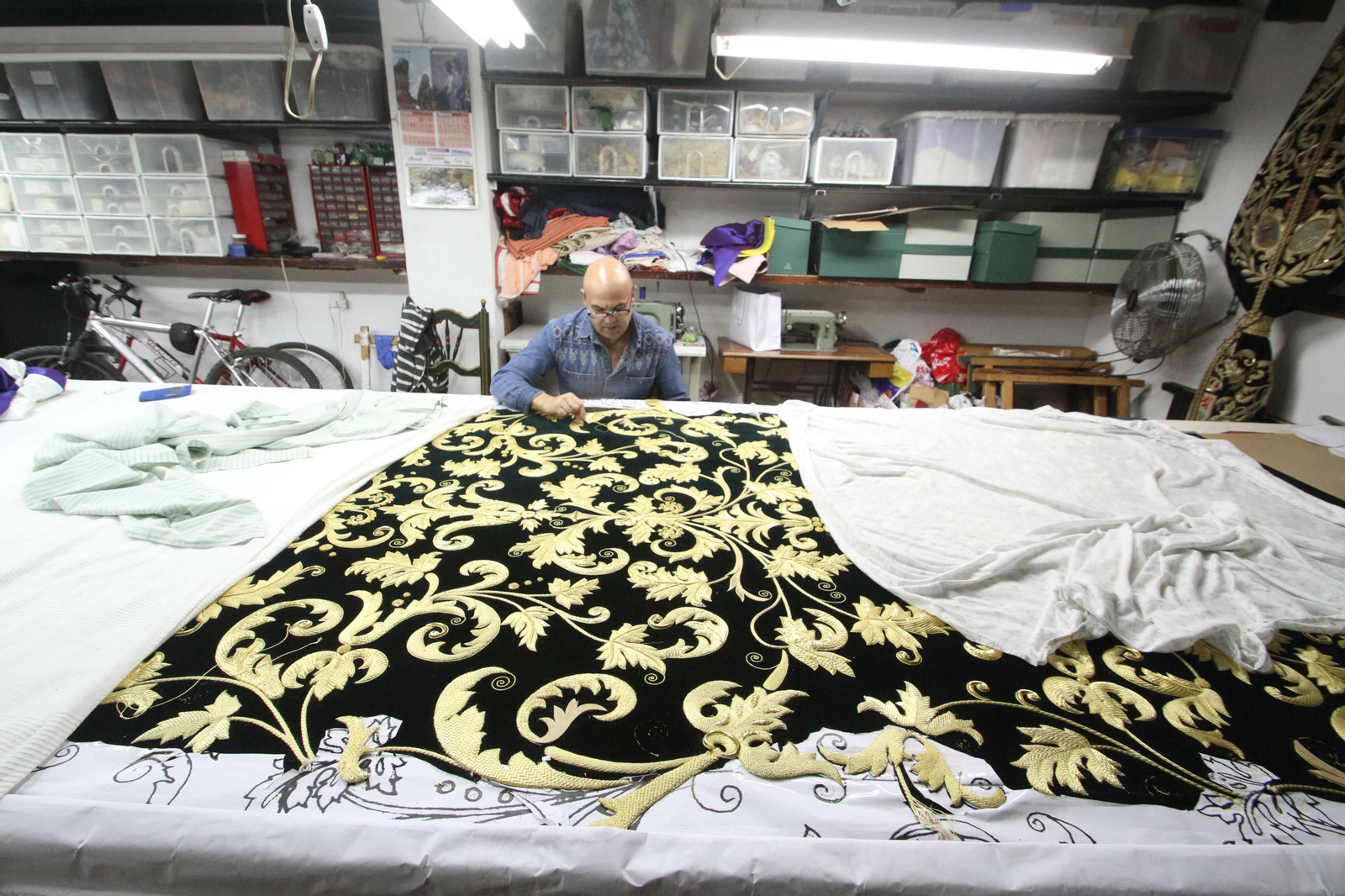 Francisco Carrera trabajando en el bordado de un manto.