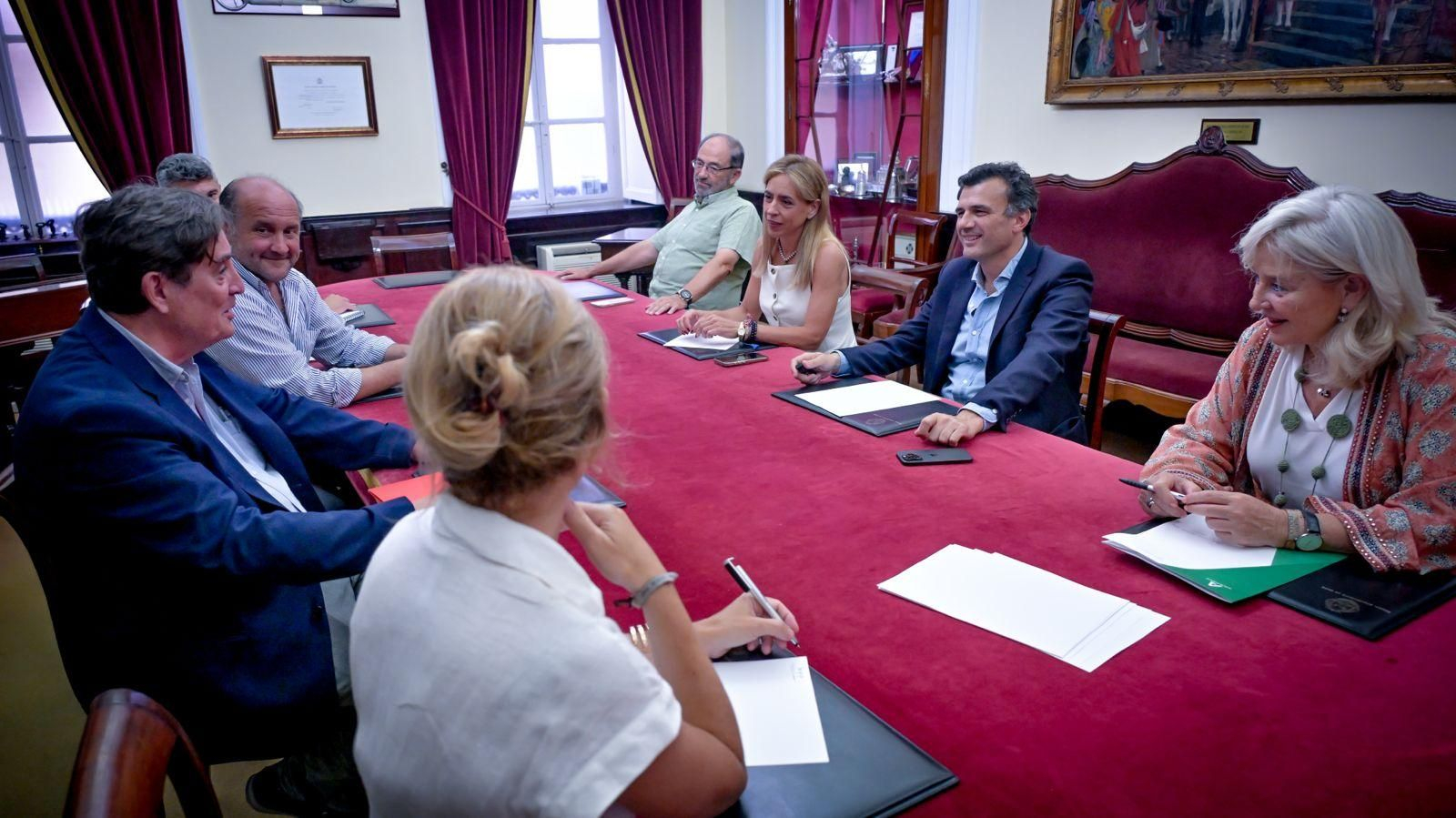 Un momento de la reunión celebrada esta tarde en el Ayuntamiento de Cádiz.