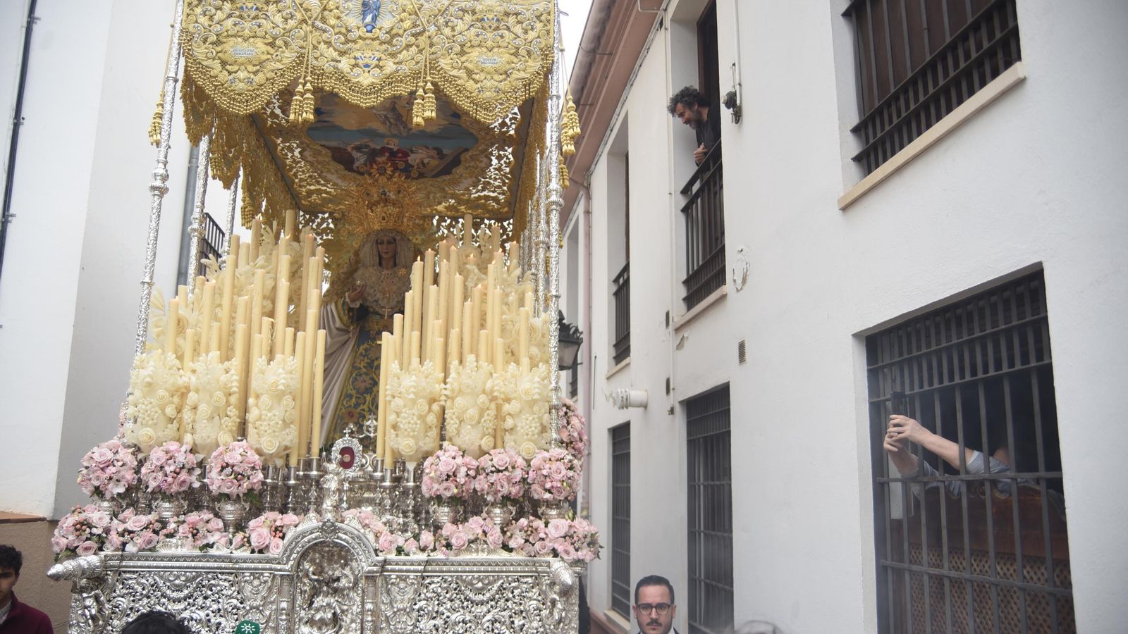 La Virgen de la Alegría avanza por el pasaje de la Estrella. La Virgen de la Alegría avanza por el pasaje de la Estrella.