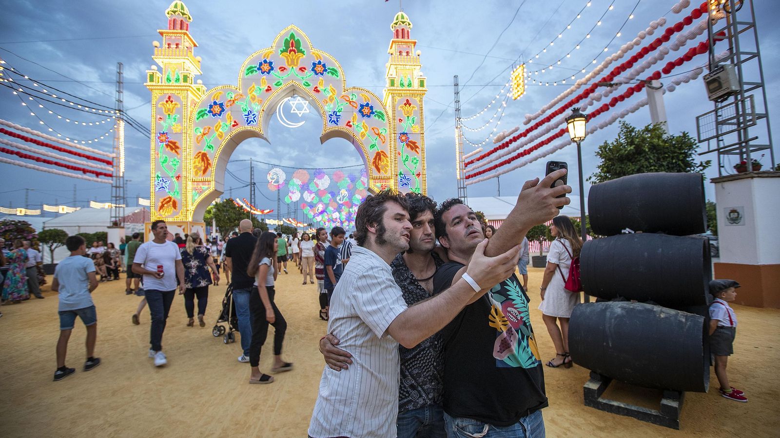 Un 'selfie' ante la portada de la Feria del Carmen de San Fernando en 2019.
