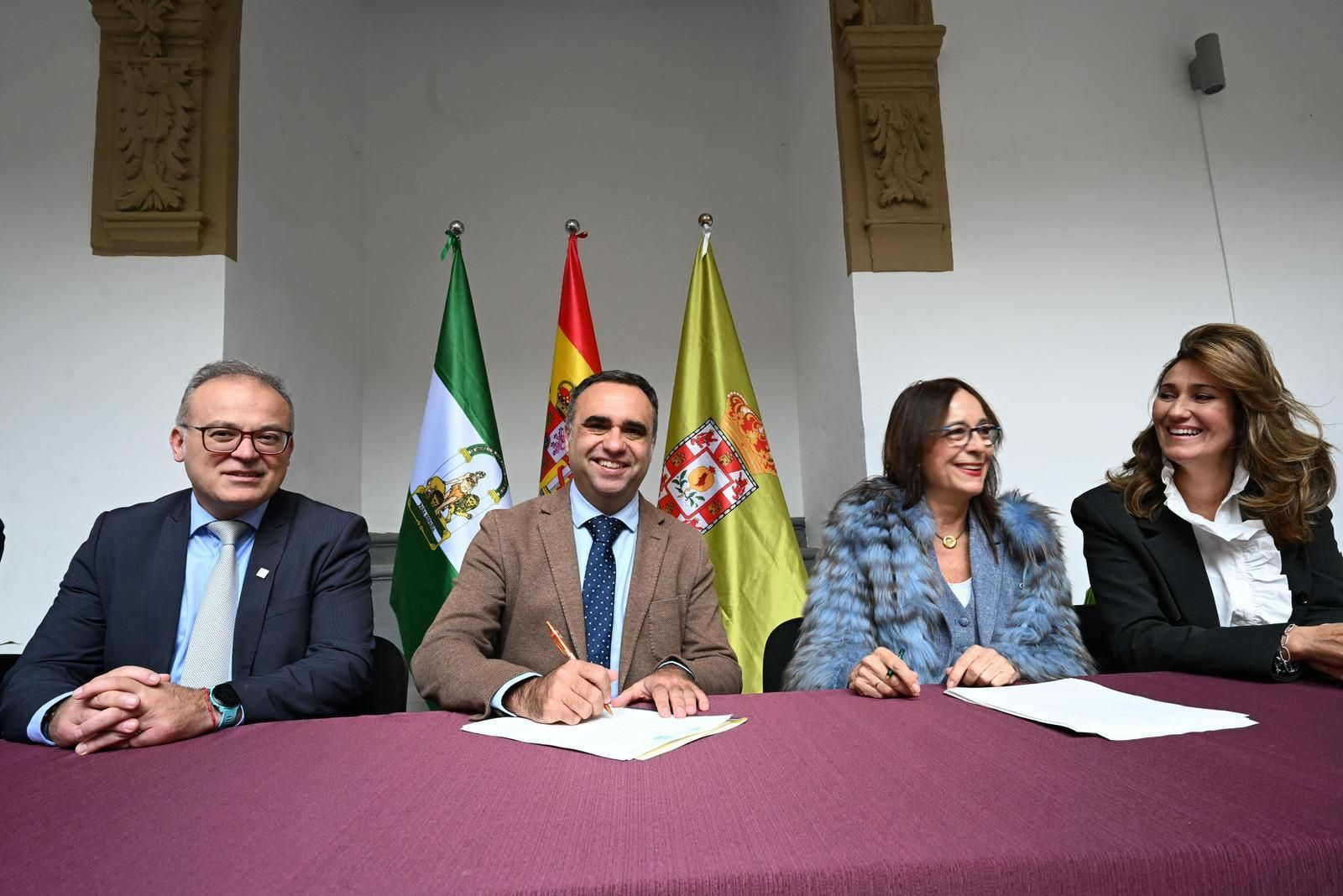 Imagen de la firma de traspaso de la Casa Dengra de Baza a la Diputación de Granada