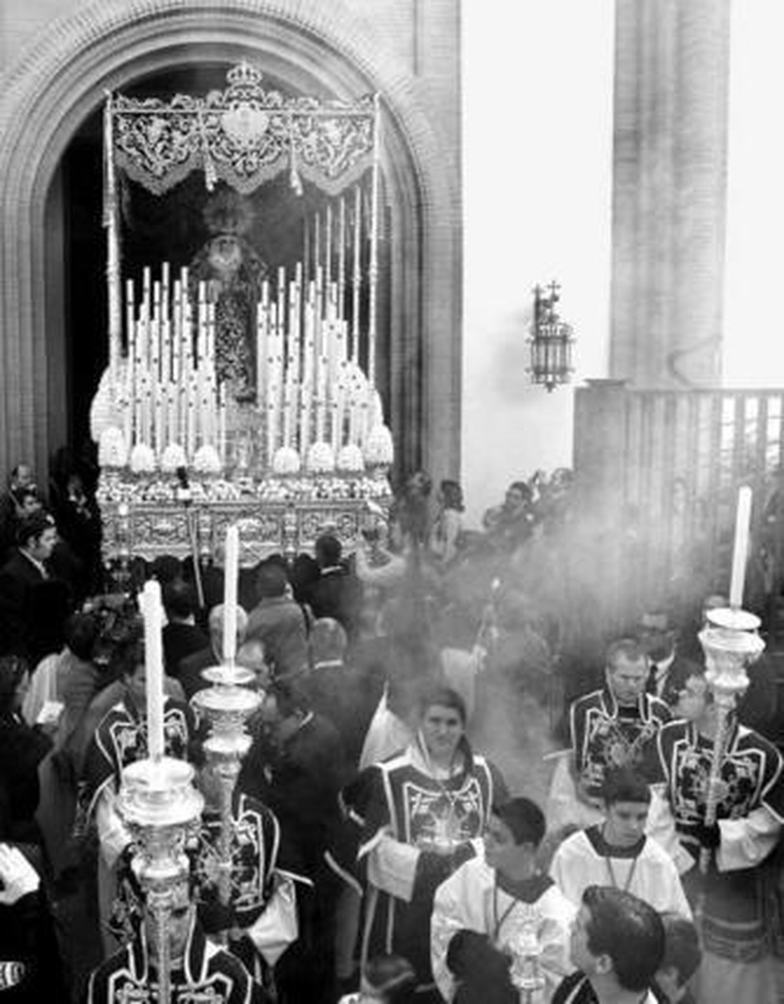 La Virgen de los Dolores cruza el dintel de su parroquia a los sones del himno de Andalucía.