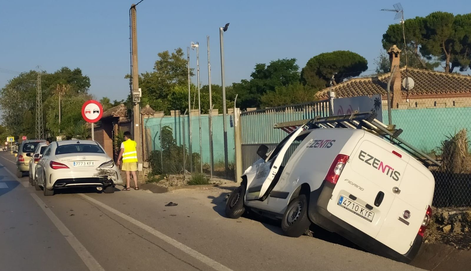 Estado en el que han quedado algunos de los vehículos implicados en el accidente.