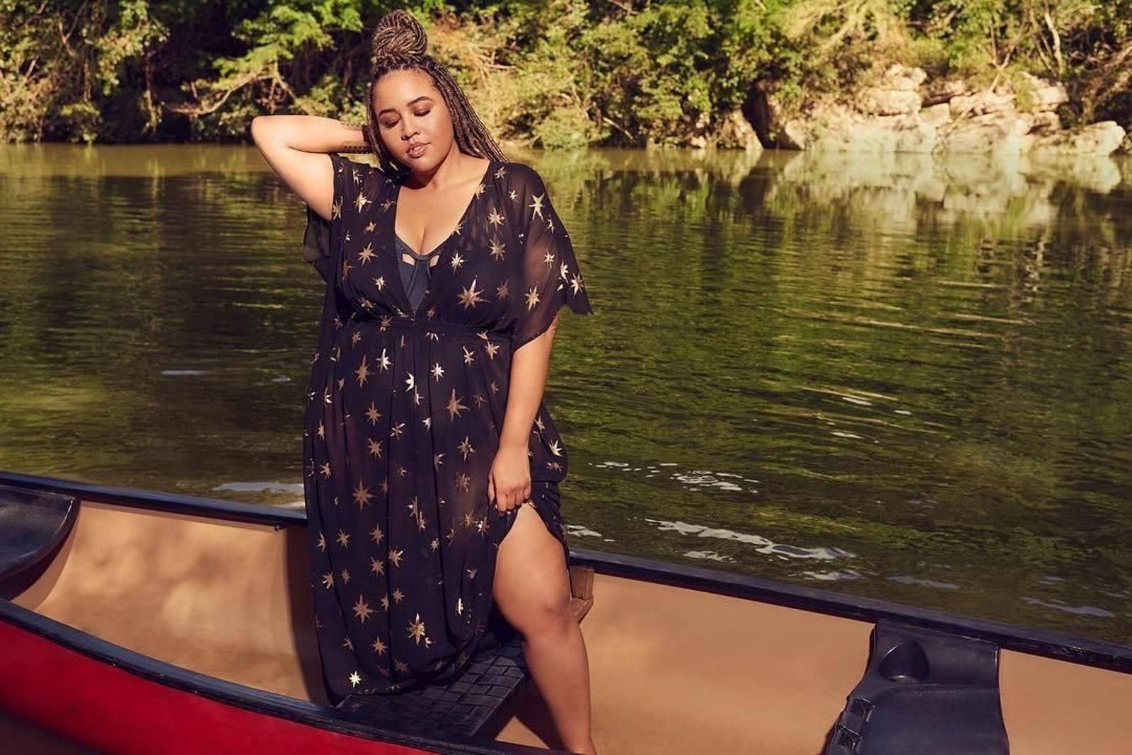 Los vestidos túnica son un clásico que cada verano acompaña a la moda baño. Gabi Gregg está espectacular con ésta, es de color negro semitransparente con estrellas doradas estampadas. Tanto el vestido como el bañador son de su línea de baño, Swimsuits For All.