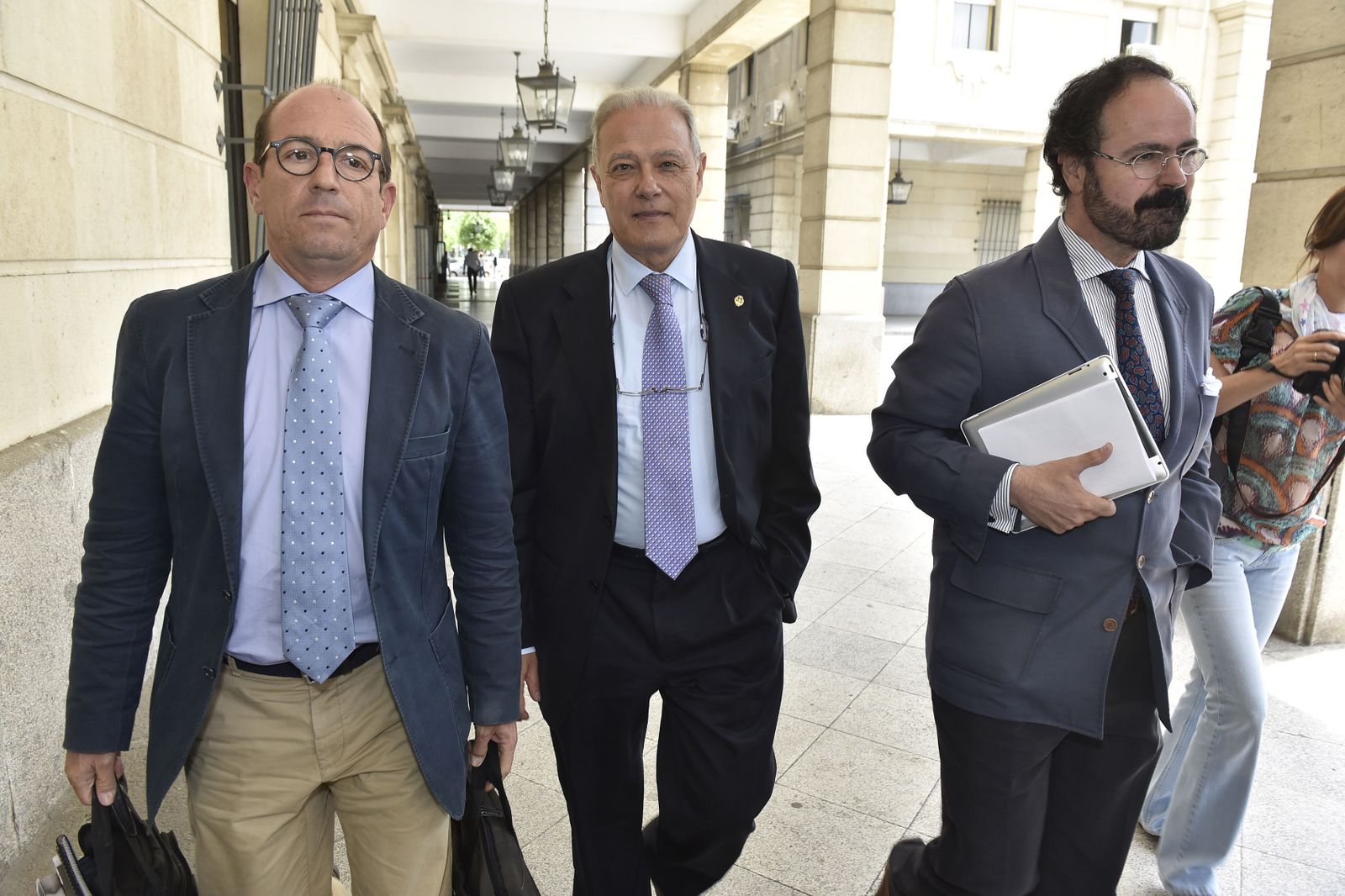 El ex consejero andaluz de Hacienda Ángel Ojeda, investigado por los cursos de formación, junto a sus abogados, en los juzgados de Sevilla.