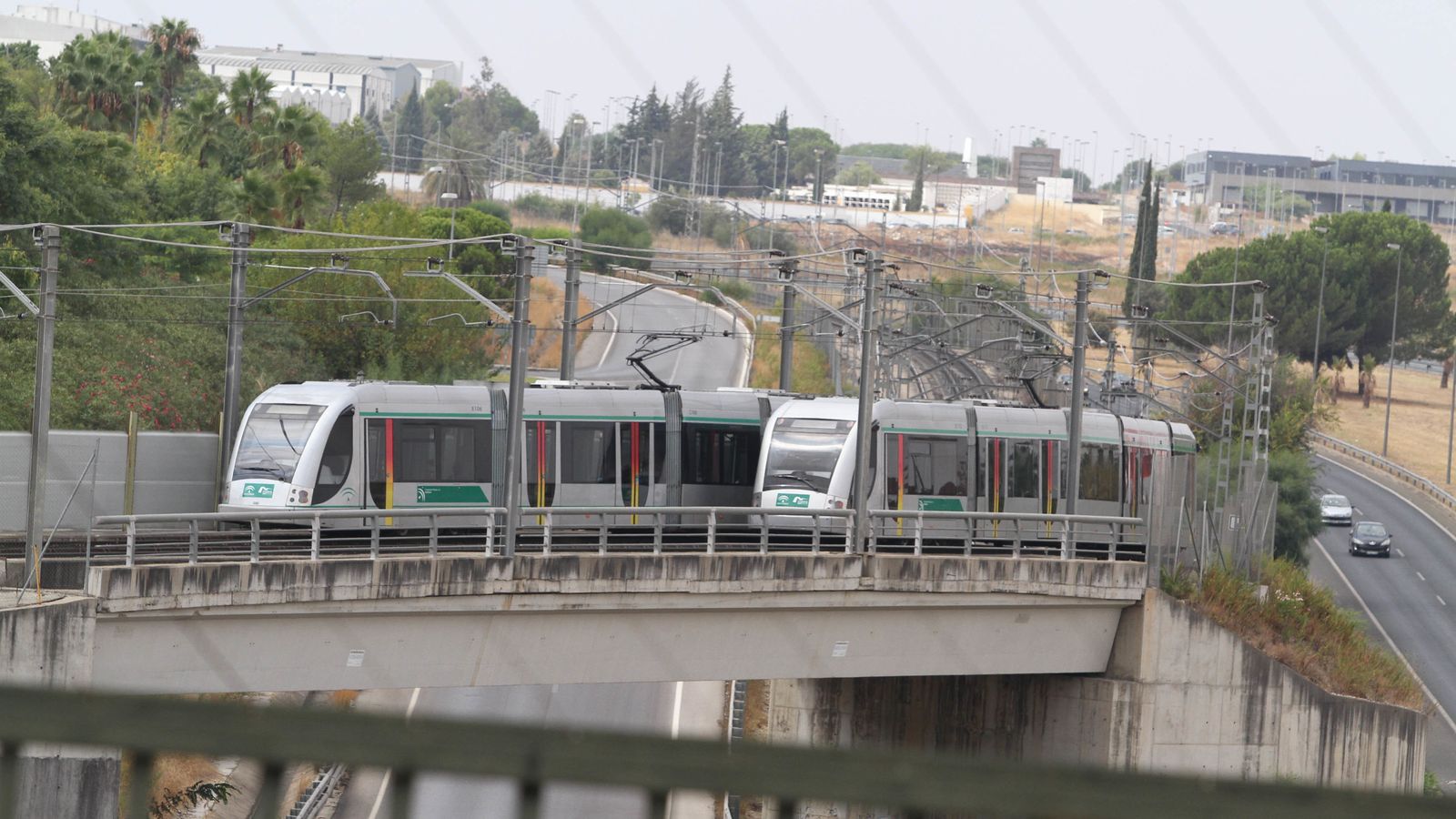 Dos Metros circulando por las afueras de la ciudad
