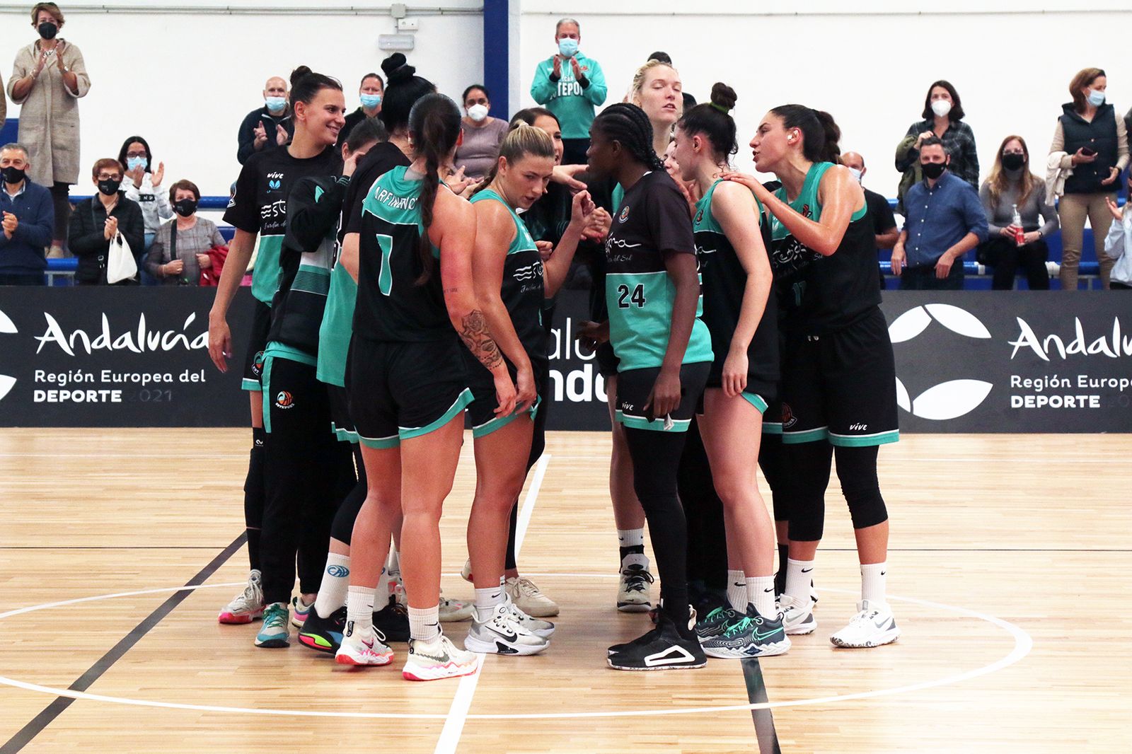 Piña del CAB Estepona en el Pineda en un partido de esta temporada.