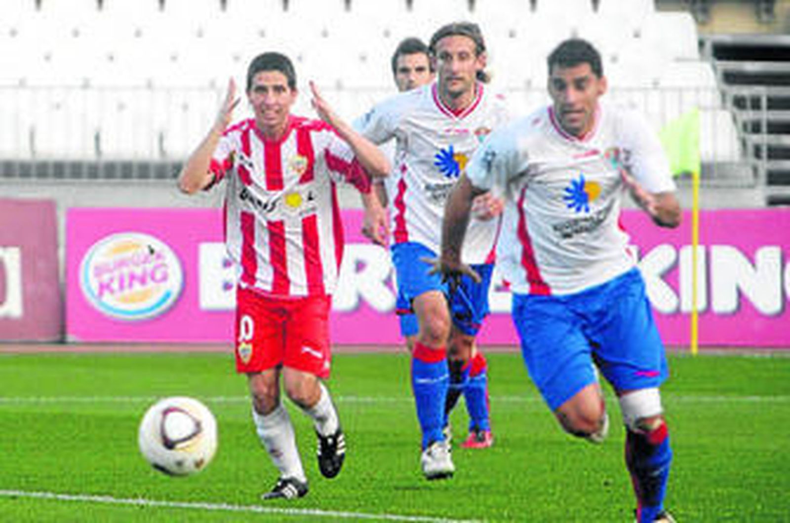 El rojiblanco Cristóbal y los roqueteros Belforti y Quique Vázquez durante el último derbi.
