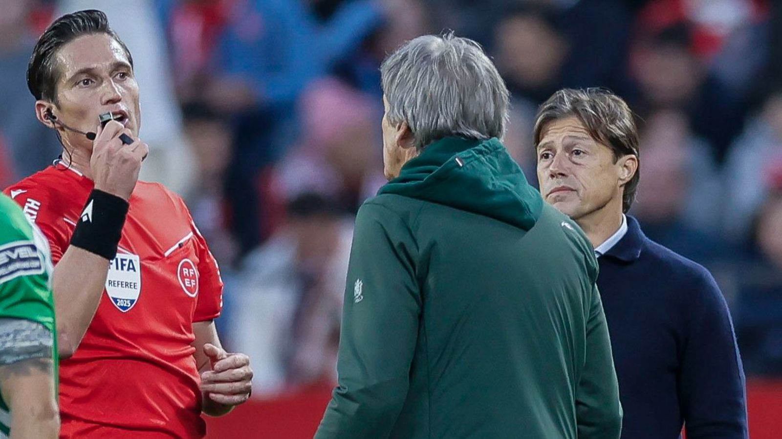 Munuera Montero dialoga con Manuel Pellegrini y Matías Almeyda.