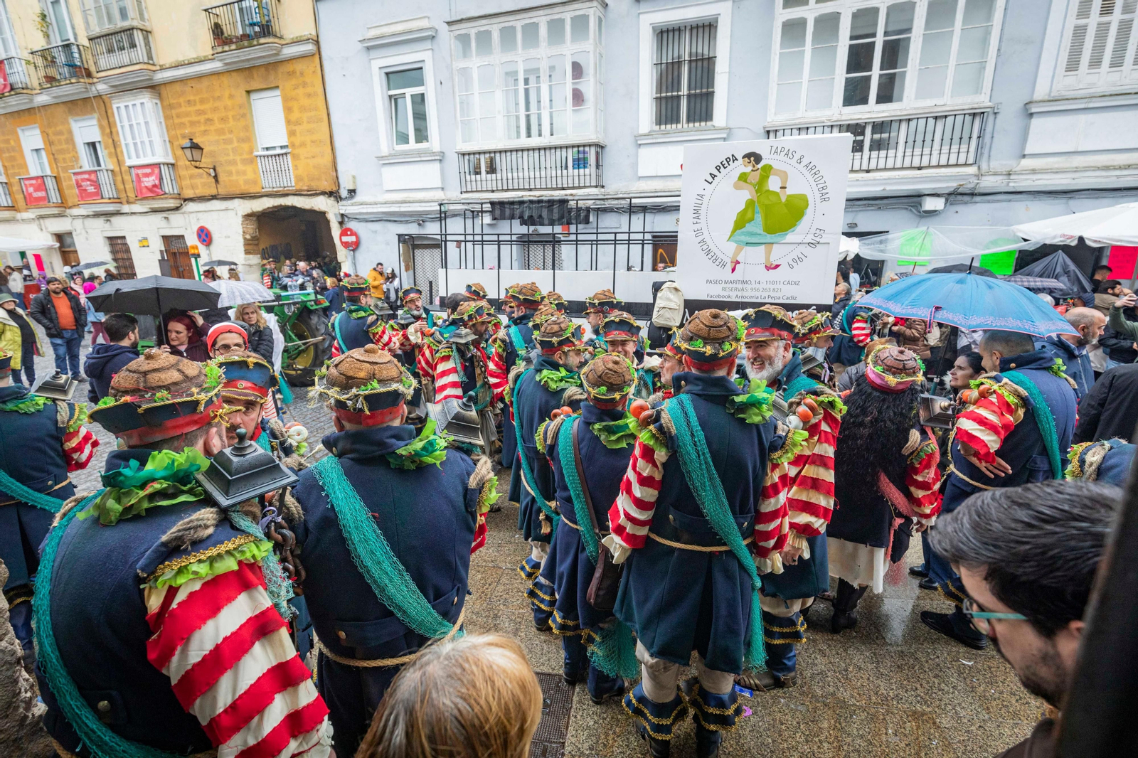 Las mejores imágenes de un Lunes de Coros pasado por agua en el Carnaval de Cádiz 2024