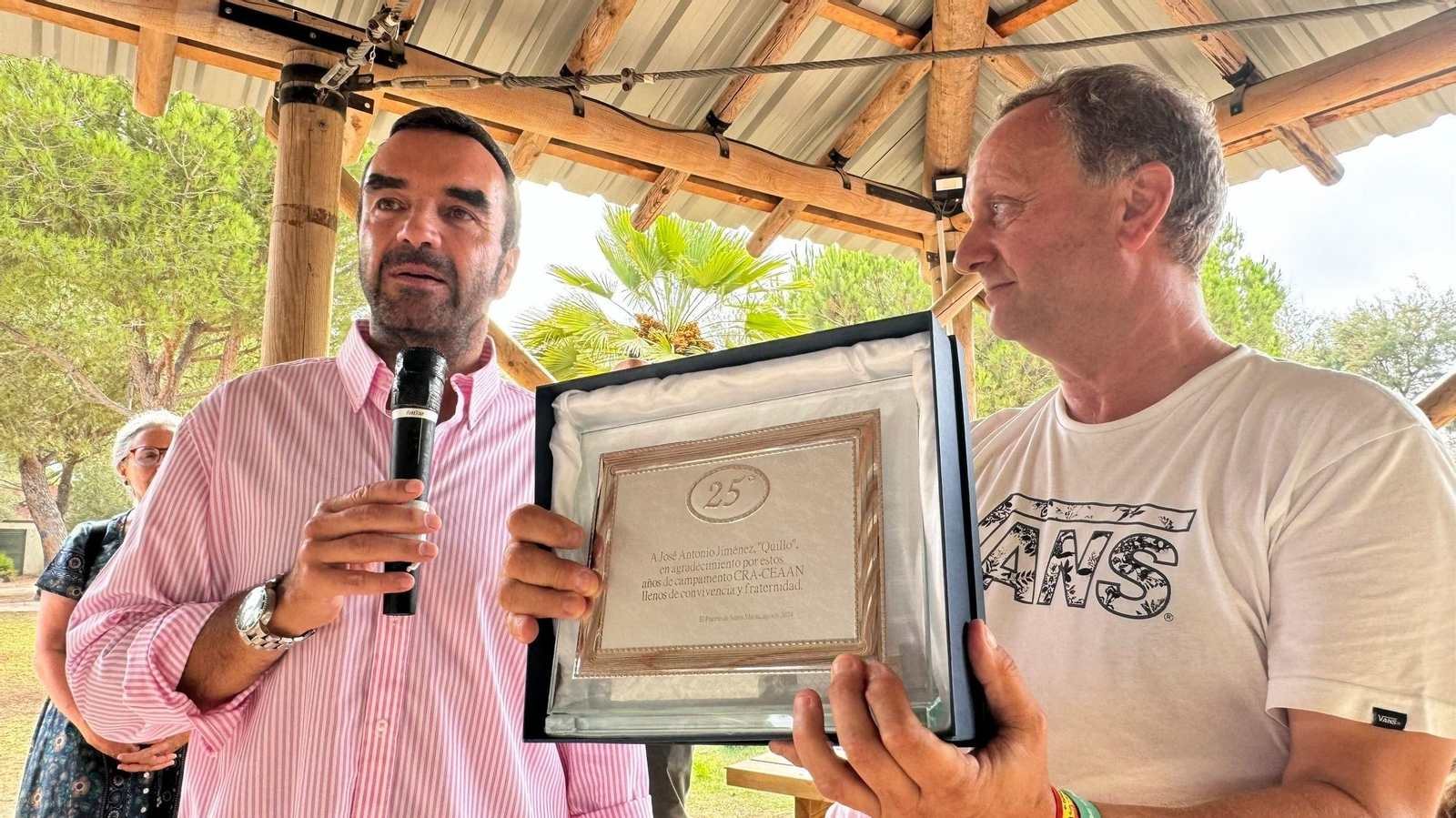 El párroco de la iglesia de San José de Toledo recibió la placa de homenaje por sus 25 años de visitas al CEAAN con grupos jóvenes.