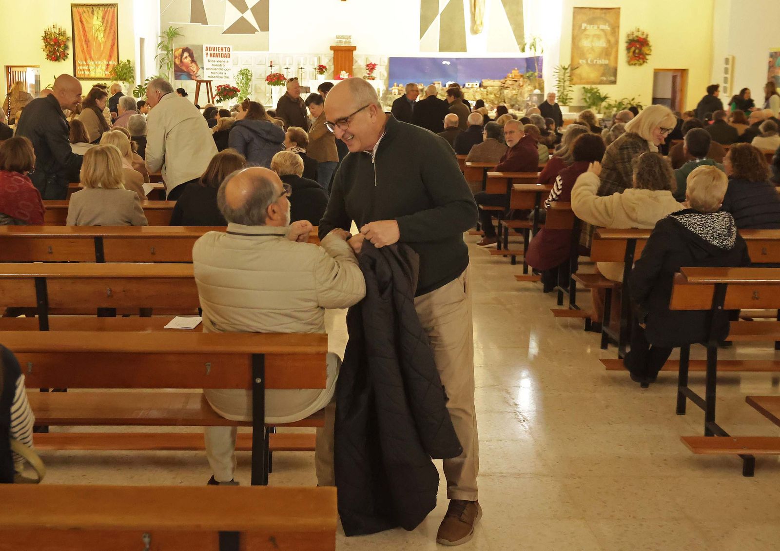 Fotos de la misa conmemorativa de los 50 años de dedicación del padre Pedro a la parroquia y al barrio de La Piñera