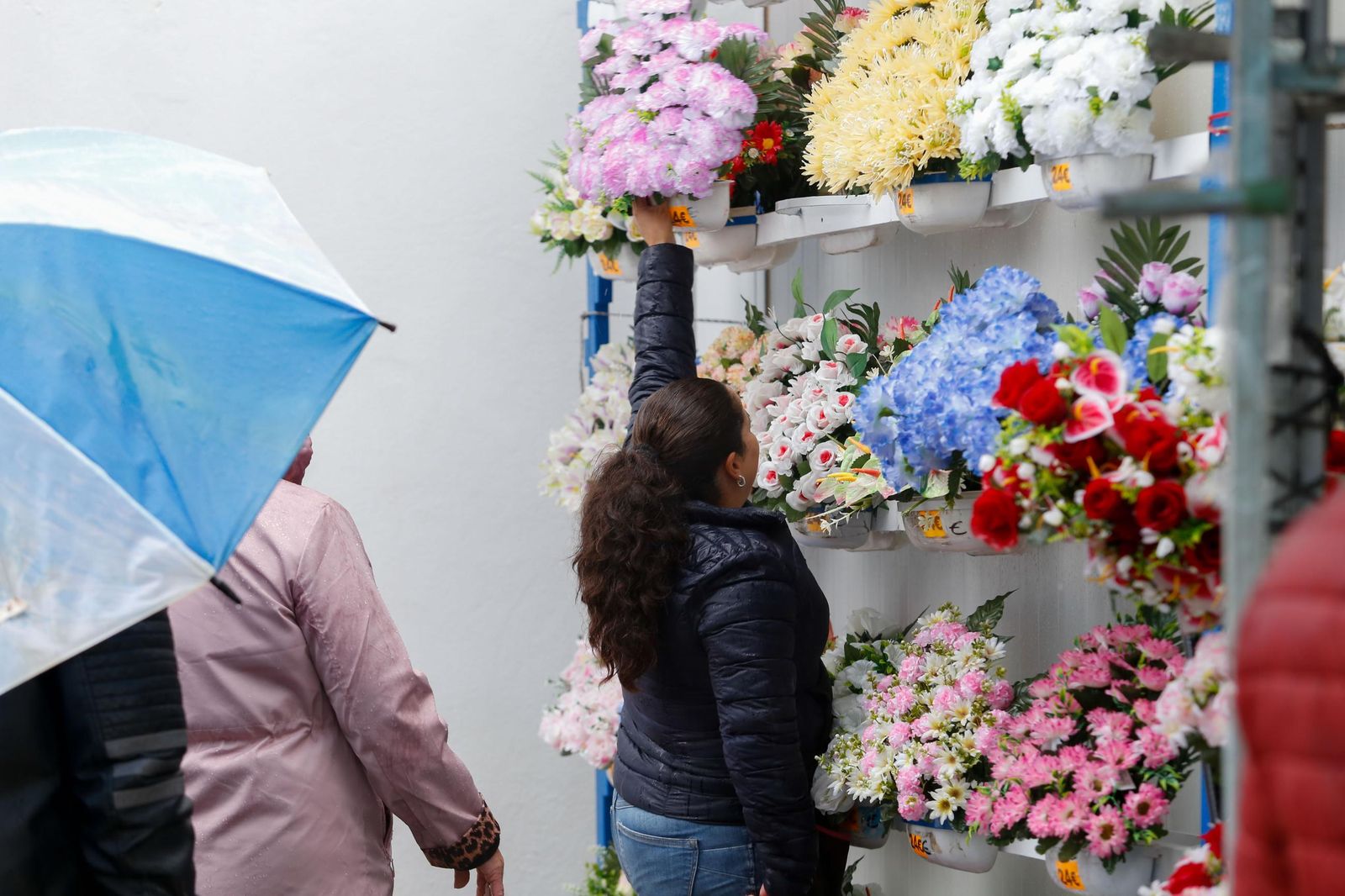 Fotos de los preparativos en el cementerio de La Línea por el Día de Todos los Santos