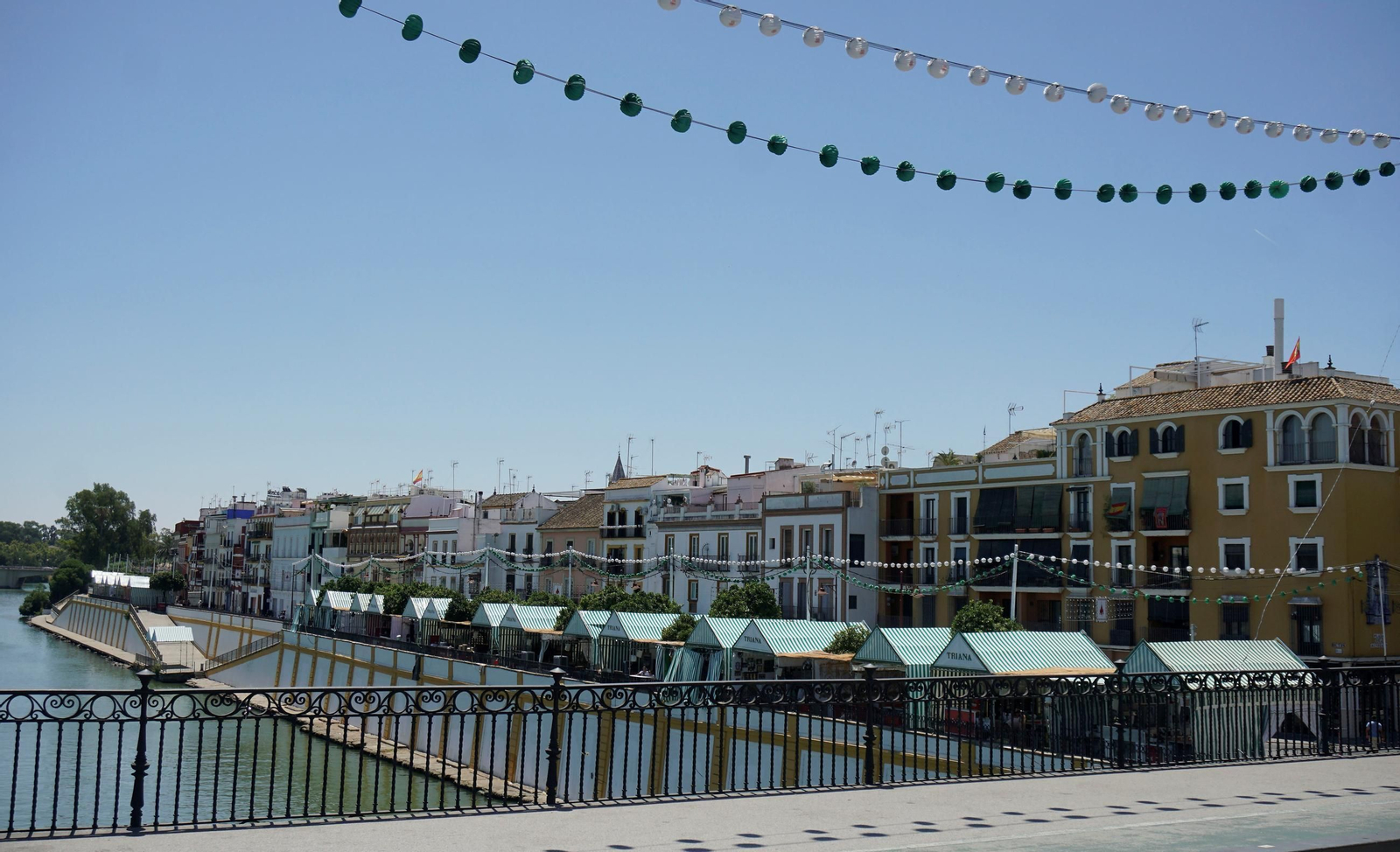 Últimos preparativos para el arranque de la Velá de Triana 2025