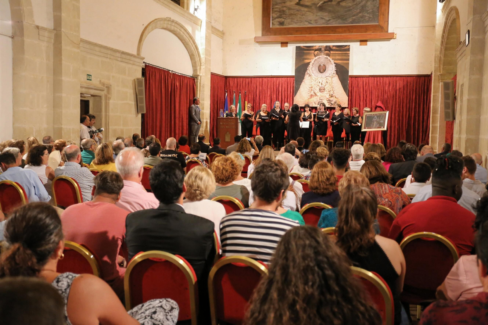 Numeroso público acudió al acto de presentación del cartel en el auditorio Monasterio de San Miguel.
