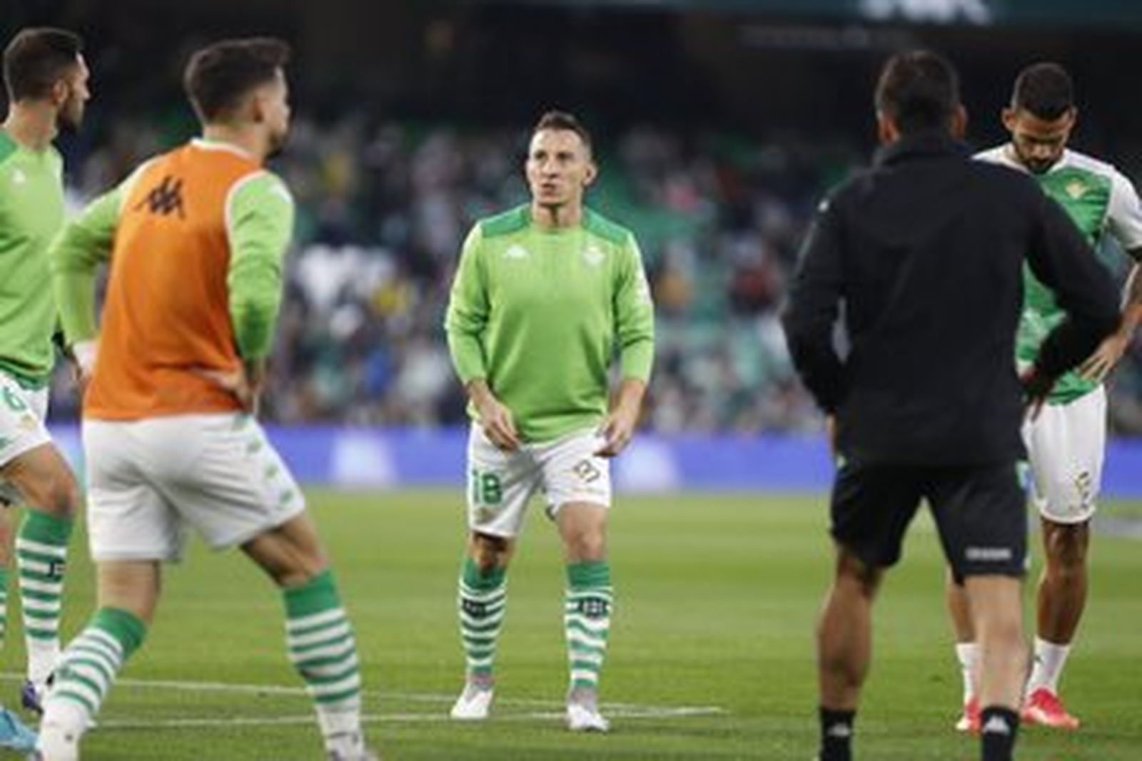 Guardado, junto a sus compañeros, en el calentamiento.