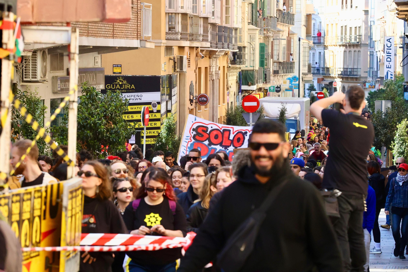 Cientos de personas salen a las calles de Málaga en apoyo a La Invisible, en fotos
