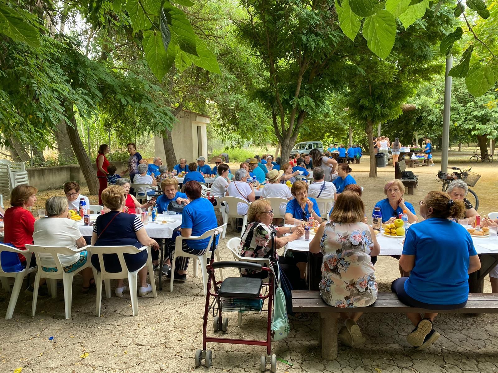 Los mayores de Huétor Tájar disfrutan de un desayuno de convivencia en el parque de los Patos