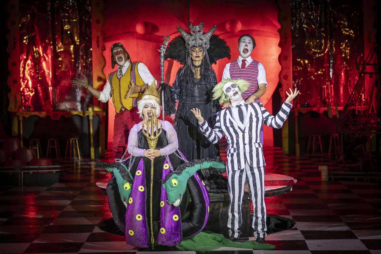 El elenco del Circo Encantado se prepara las próximas actuaciones en la ciudad de la Alhambra. El elenco del Circo Encantado se prepara las próximas actuaciones en la ciudad de la Alhambra.