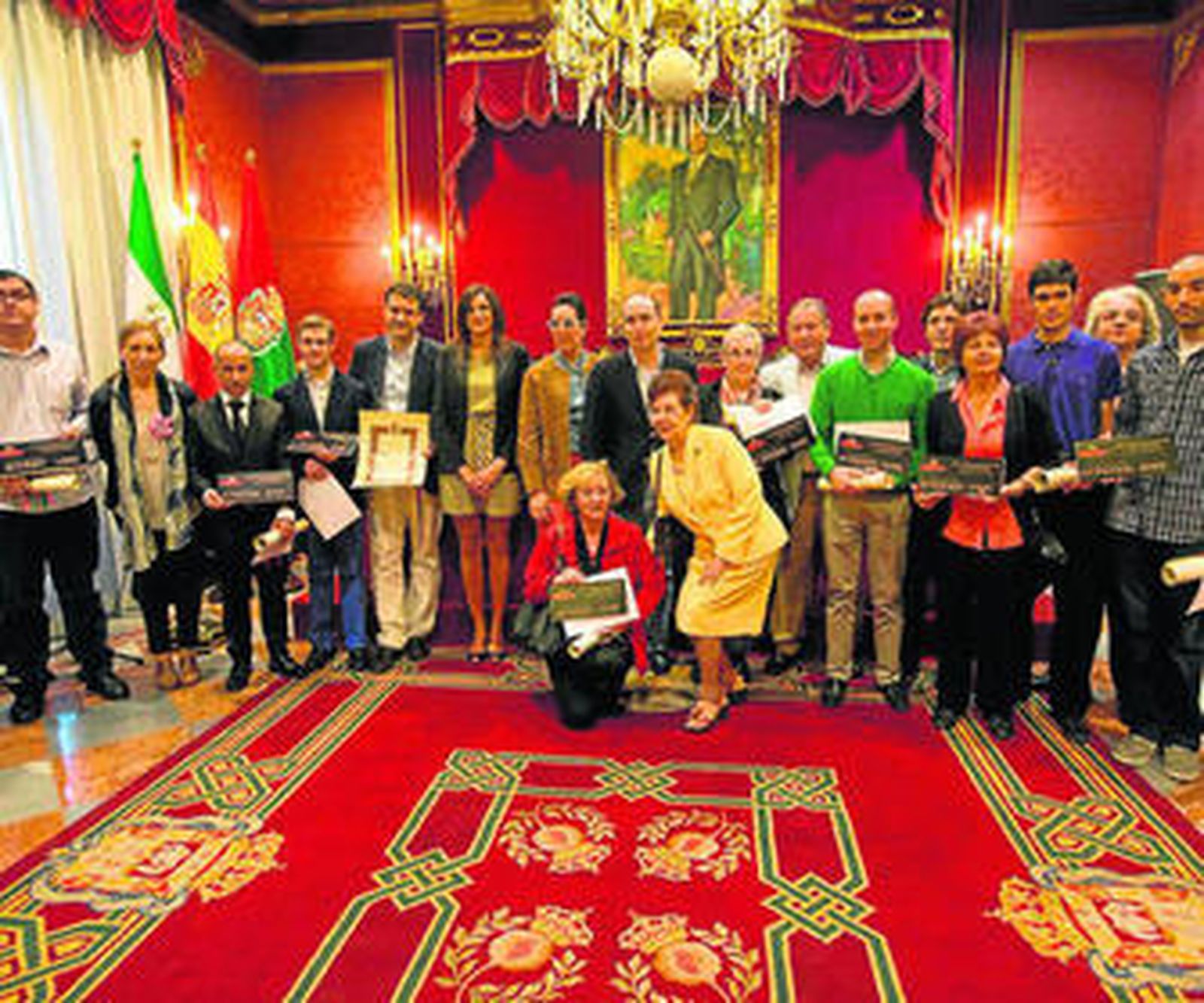 Foto de familia de los premiados del concurso de escaparates.