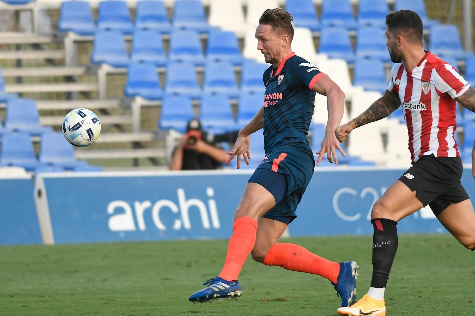 De Jong trata de llegar a un balón largo perseguido por Núñez.