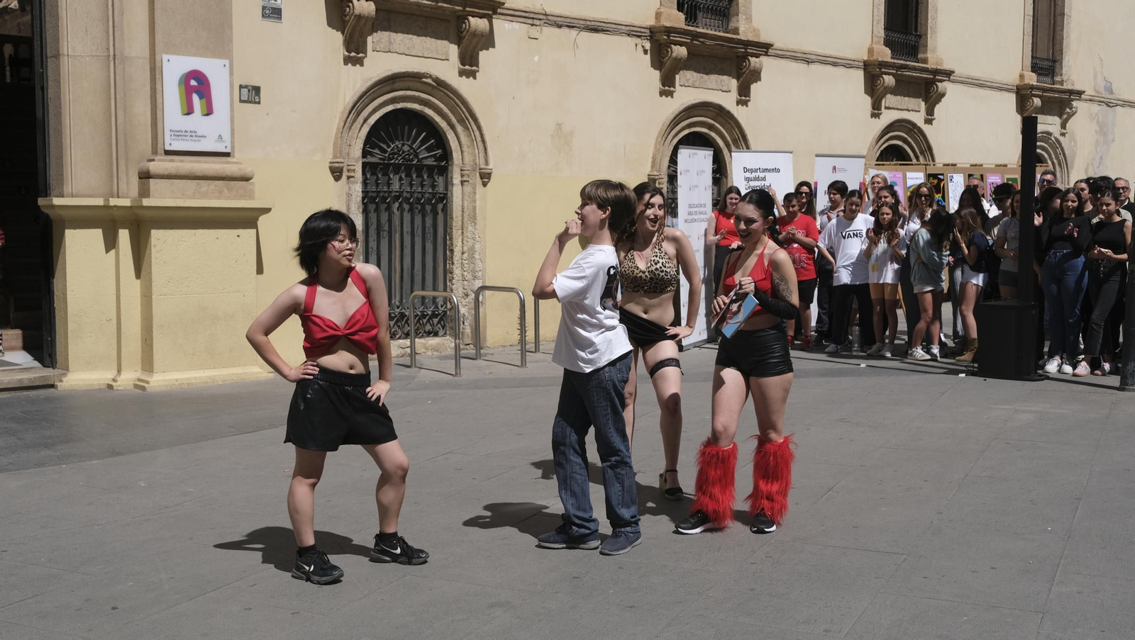 Lectura del manifiesto del Día Internacional contra la Homofobia en Almería, en imágenes