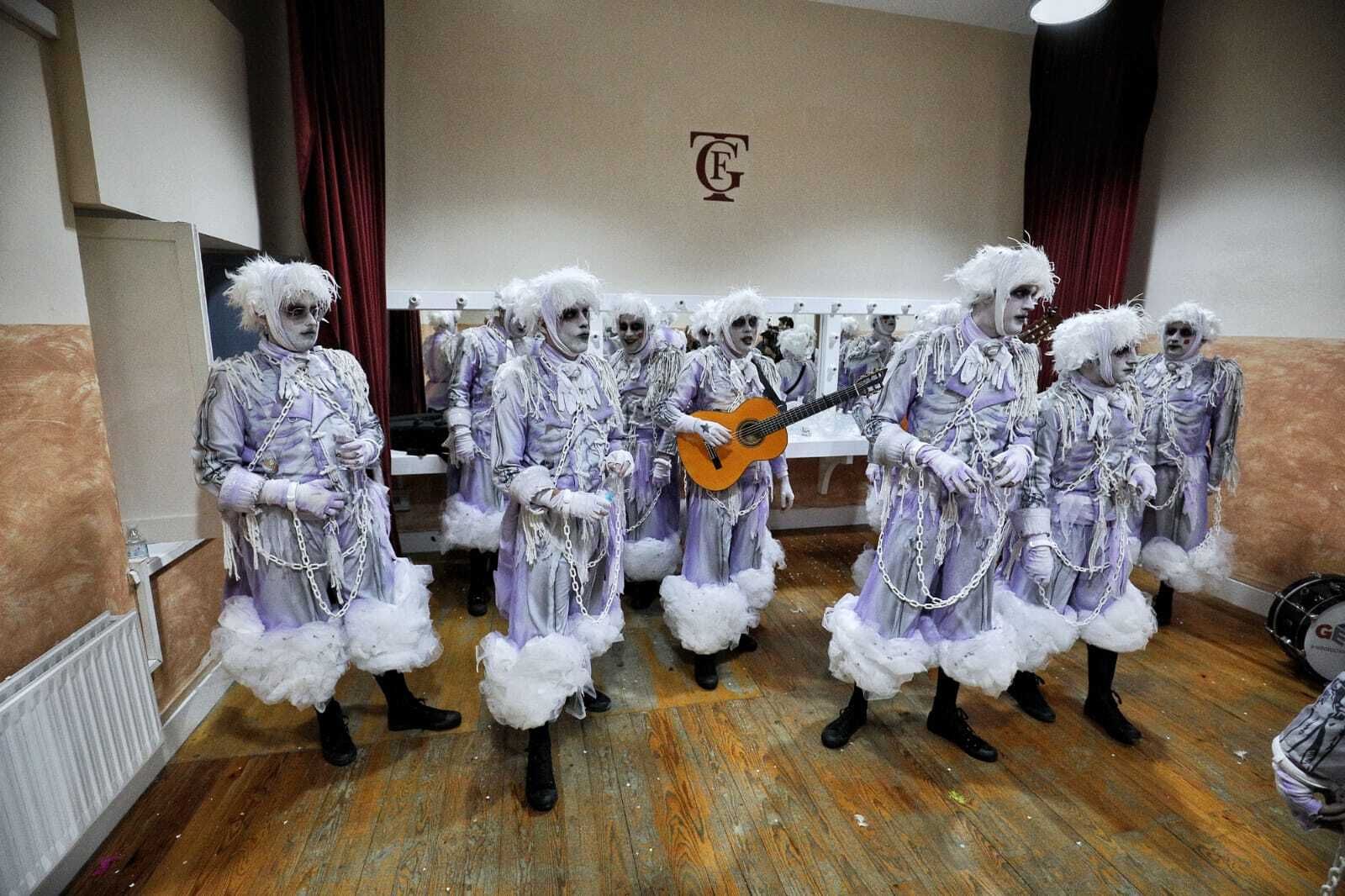 La chirigota 'Los mi alma', en camerinos.