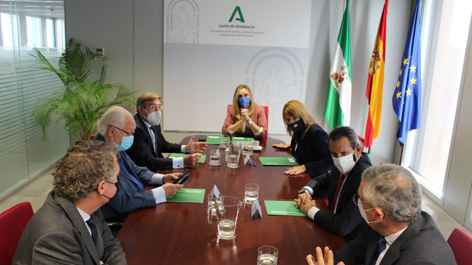 Imagen de la reunión de los responsables portuarios con la consejera Marifrán Carazo.
