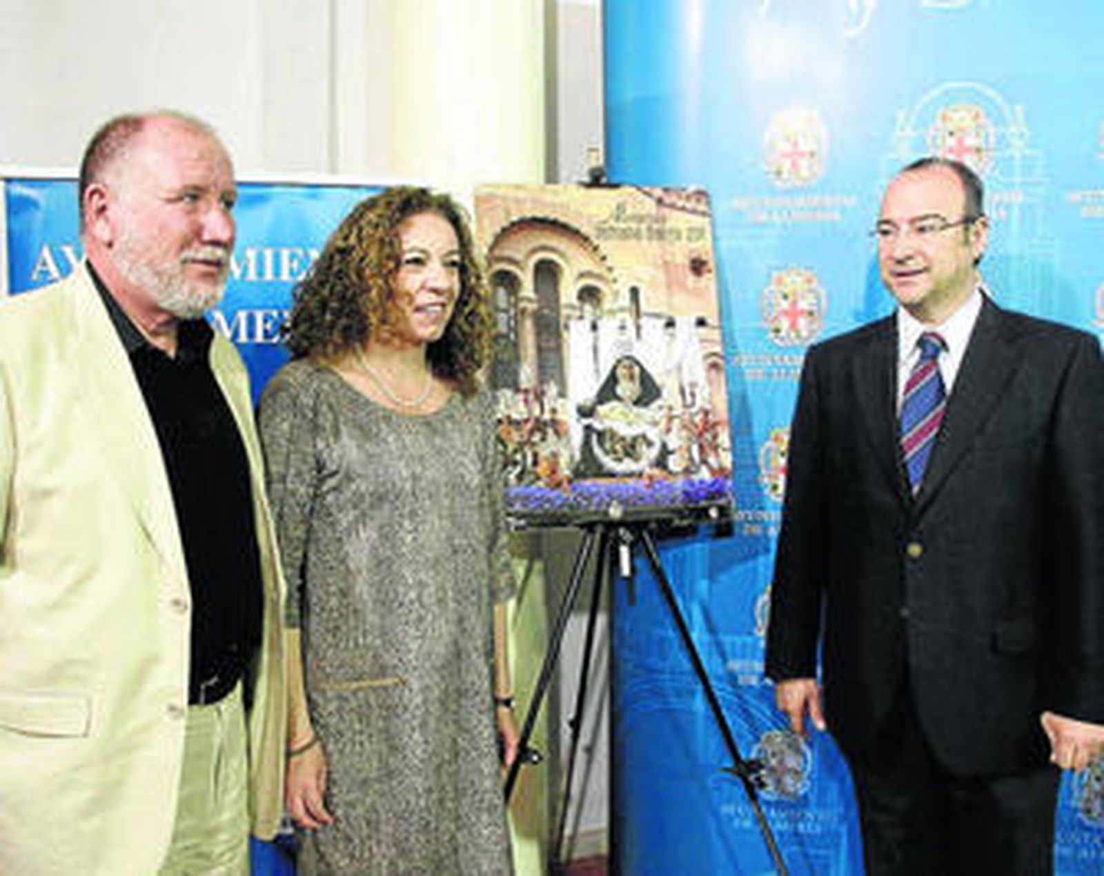 El alcalde se acompañó de la edil de Cultura y el presidente de la Agrupación en la presentación.