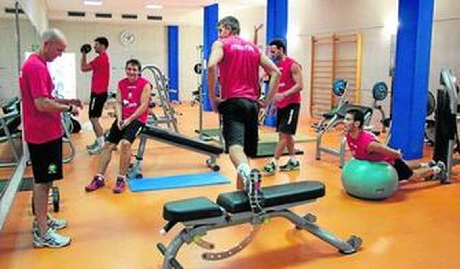 Los ahorradores realizaron la sesión matinal en el gimnasio del Moisés Ruiz.