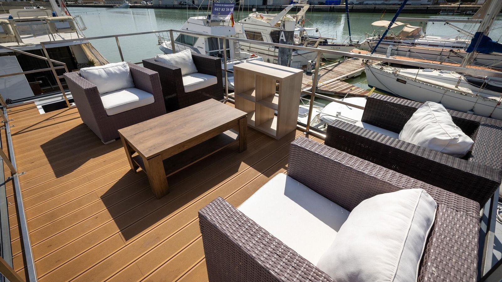 La cubierta del barco es una terraza con vistas inmejorables sobre el río Guadalete.