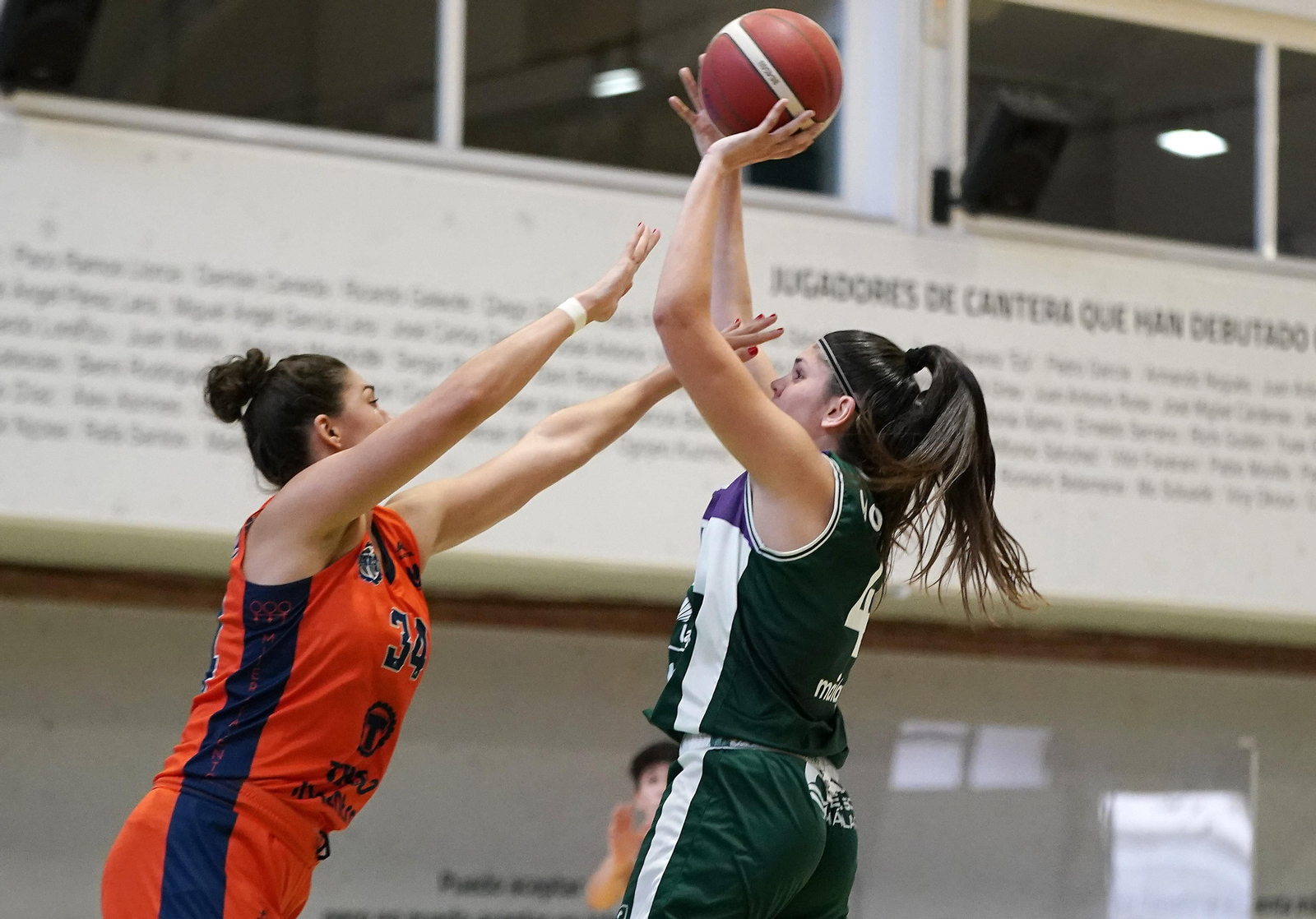 Elena Moreno lanza a canasta.