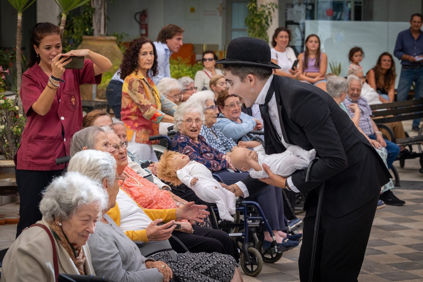 En imágenes, Charlot lleva la magia del cine a la residencia Fragela de Cádiz