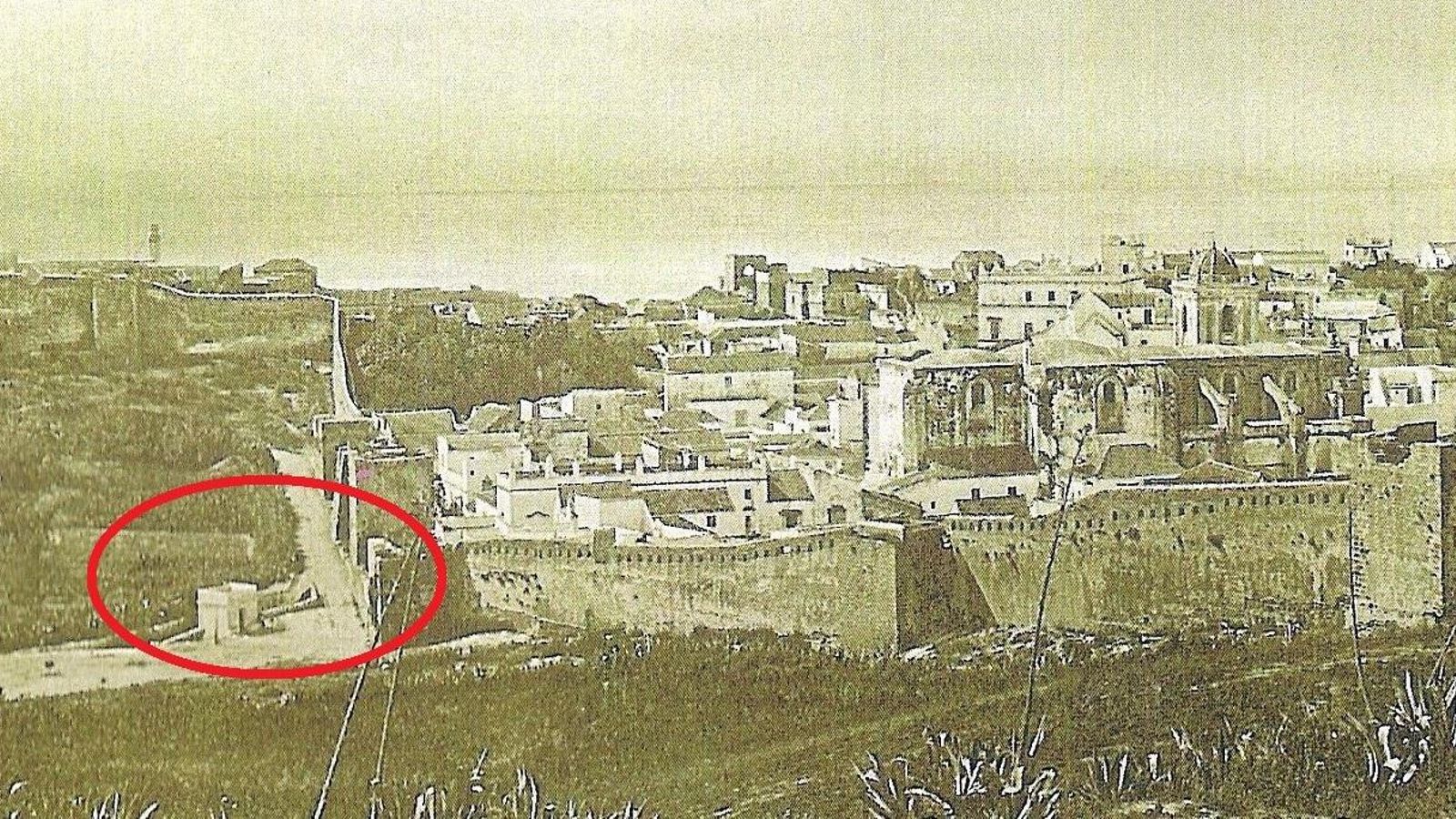 Vista de Tarifa en 1879. En primer plano, Calzada de Téllez y entrada del arroyo Angorrilla por la puerta del Retiro