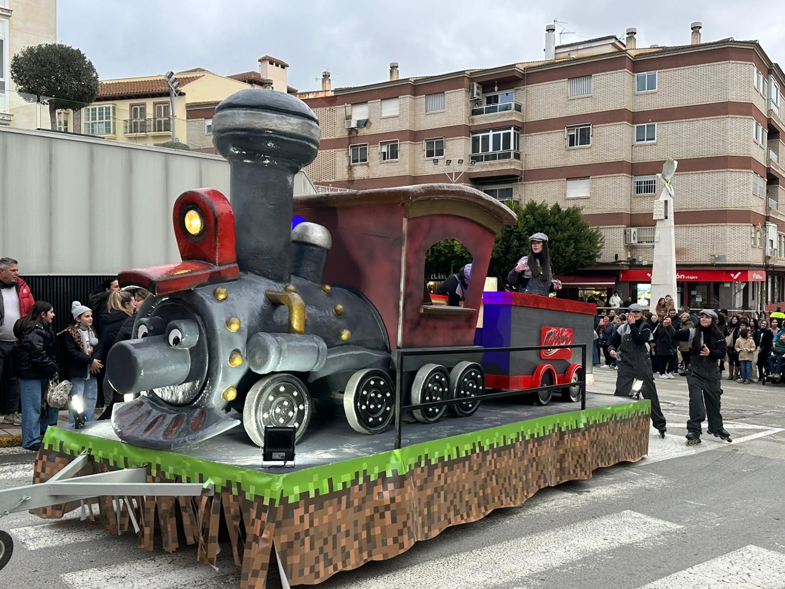 De la Residencia de Mayores a las calles: imágenes del paso de los Reyes Magos por Huércal-Overa