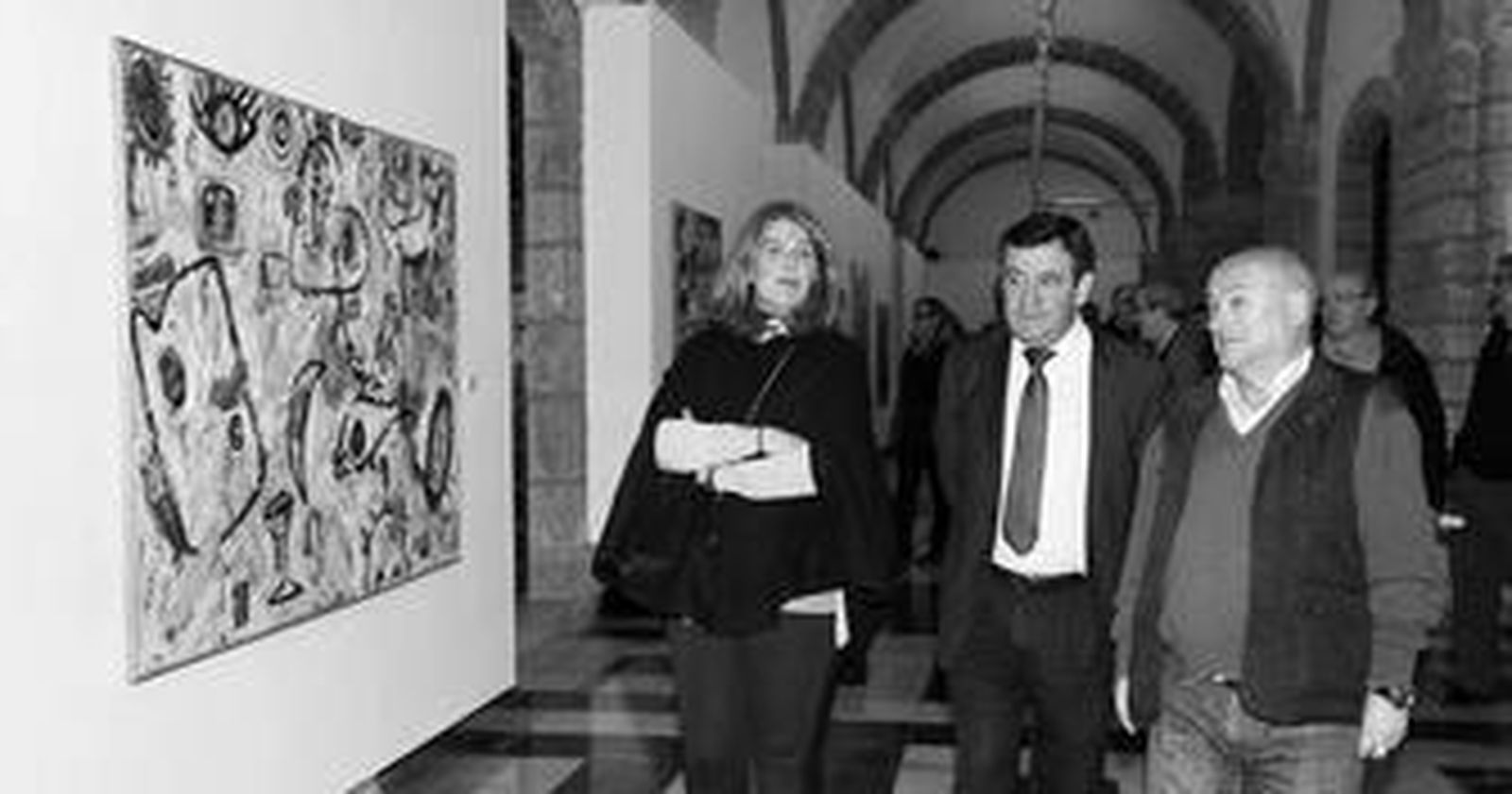 El comisario de la muestra con la viuda de Lolo Pavón y el presidente de la Diputación.