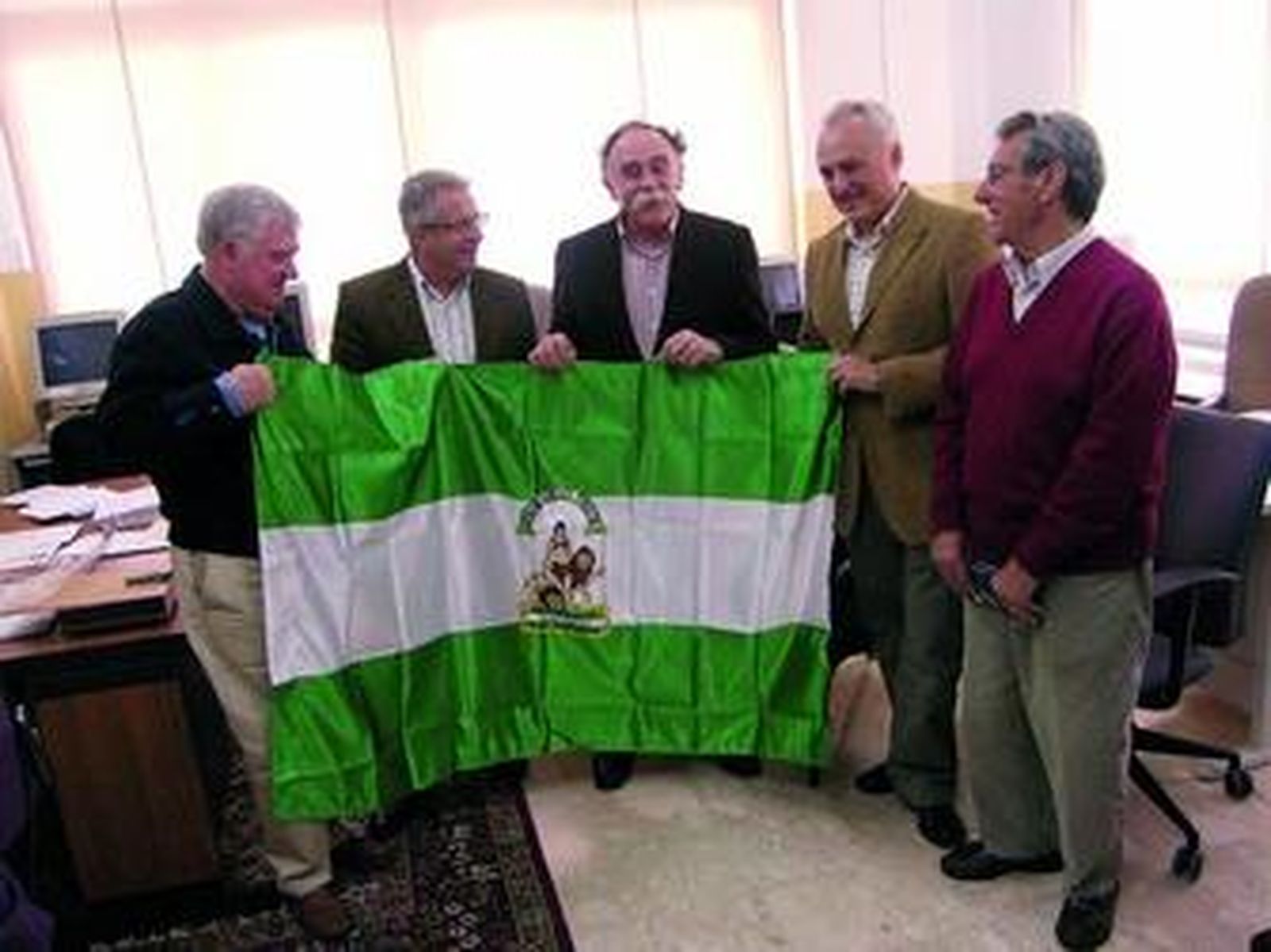 Los delegados de Salud e Igualdad (centro) junto con representantes de la asociación.