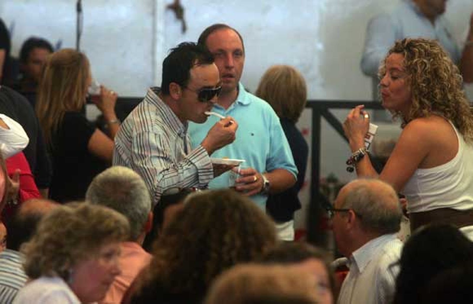 Cientos de personas acuden a las casetas para poner los últimos farolillos y disfrutar de los almuerzos de socios. Las Fiestas Patronales de San Isidro Labrador se abren hoy tras la coronación y la cabalgata

Foto: Jose Maria Qui?s
