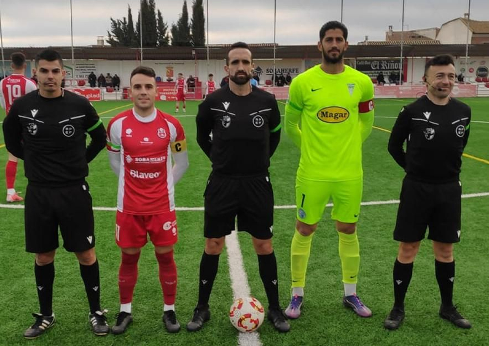 Los capitanes del Torreperogil y Poli El Ejido posan con el trío arbitral antes del comienzo del encuentro.
