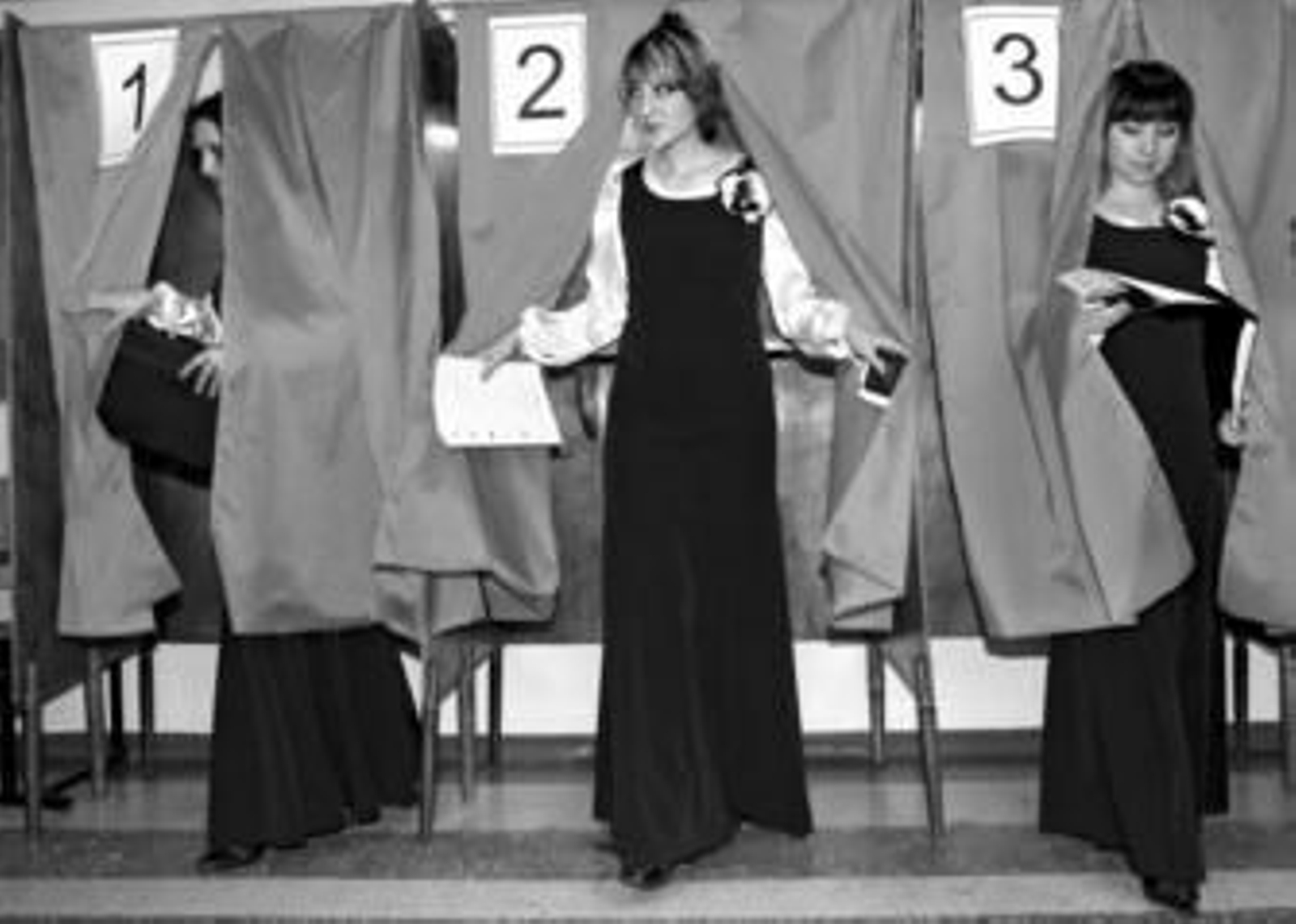 Jóvenes miembros de un coro salen de las cabinas electorales para depositar su voto, ayer en Moscú. Jóvenes miembros de un coro salen de las cabinas electorales para depositar su voto, ayer en Moscú.