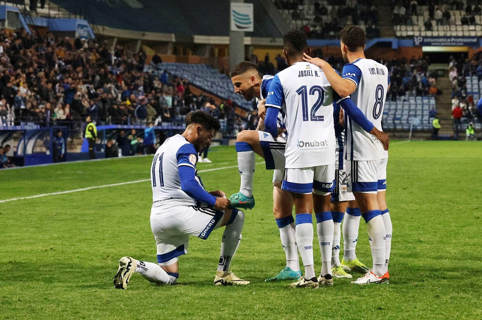 Caye Quintana agradece a Antonio Domínguez la asistencia en el gol al Atlético B.