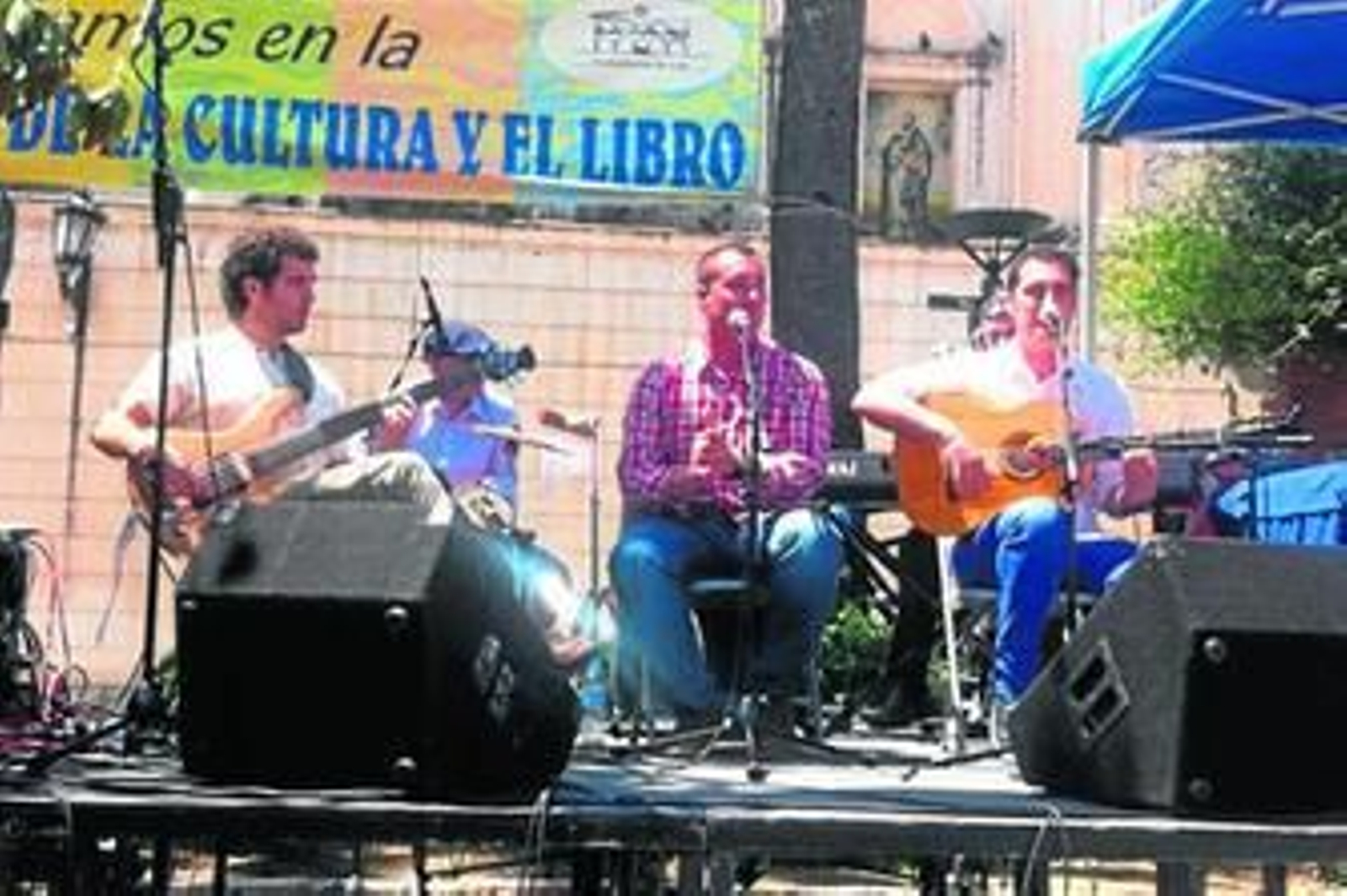 Los isleños de Aires Nuevos, ayer durante la emisión del programa 'La calle de enmedio' de Canal Sur.