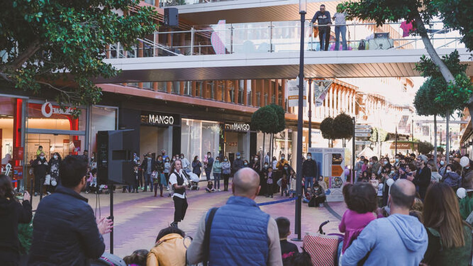 Espectáculo de malabares en el centro comercial Torre Sevilla.