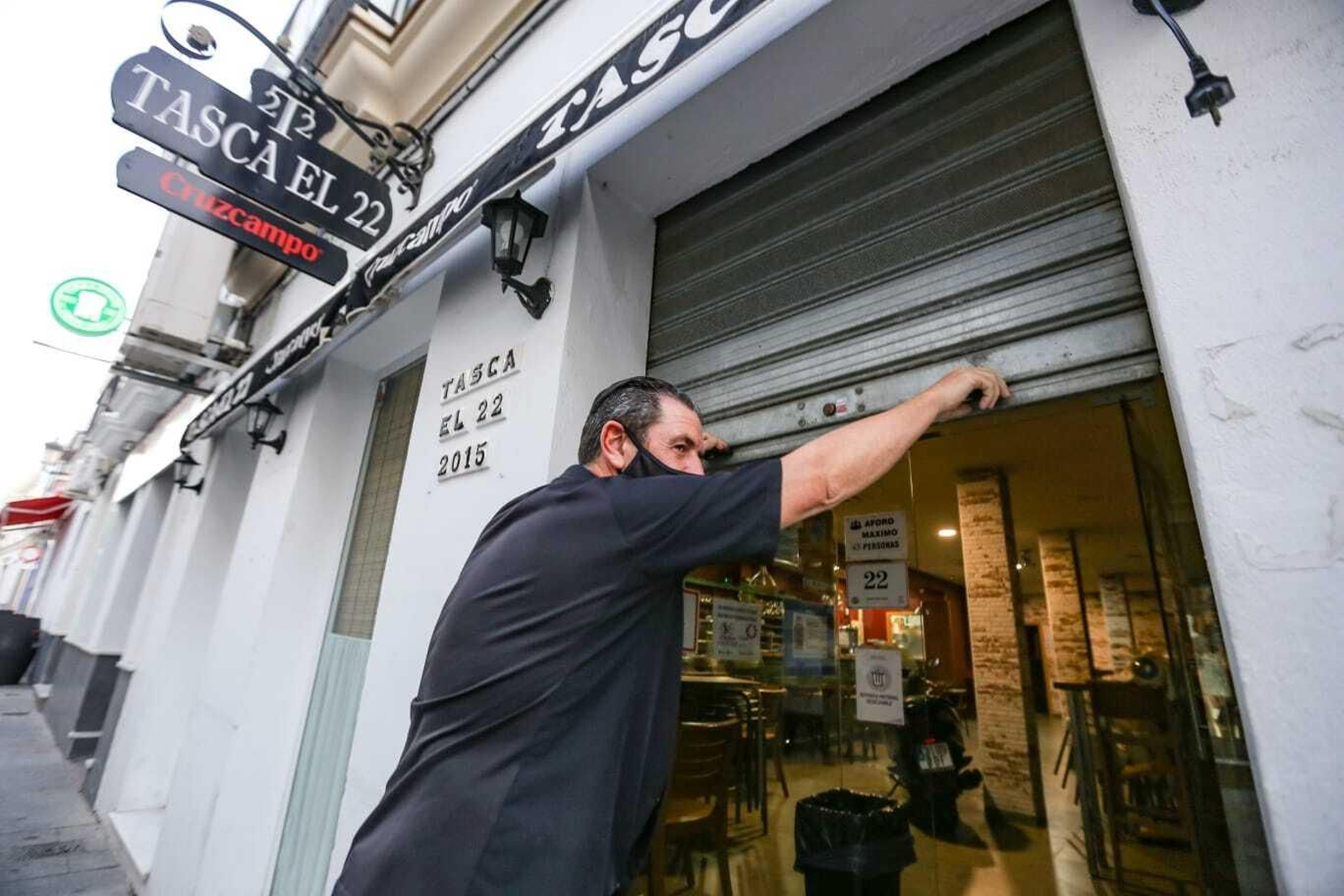 Imágenes de la primera jornada de cierres en bares y comercios de Chiclana