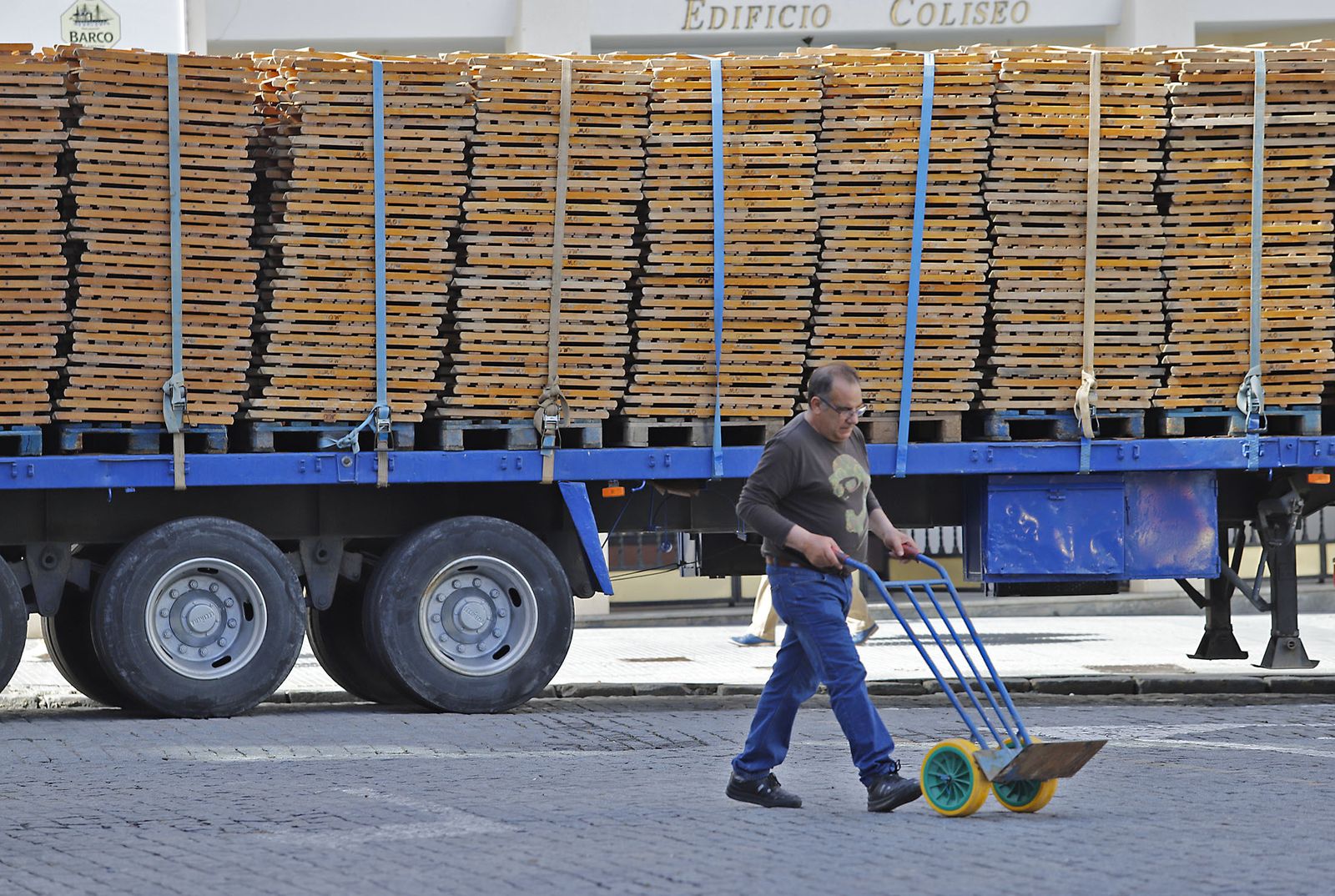 Comienzan a retirar los palcos de la carrera oficial de la Semana Santa de Huelva