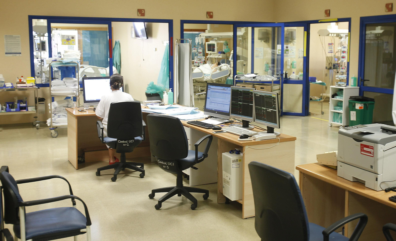 Puesto central y boxes en la Unidad de Cuidados Intensivos del Hospital del Aljarafe.