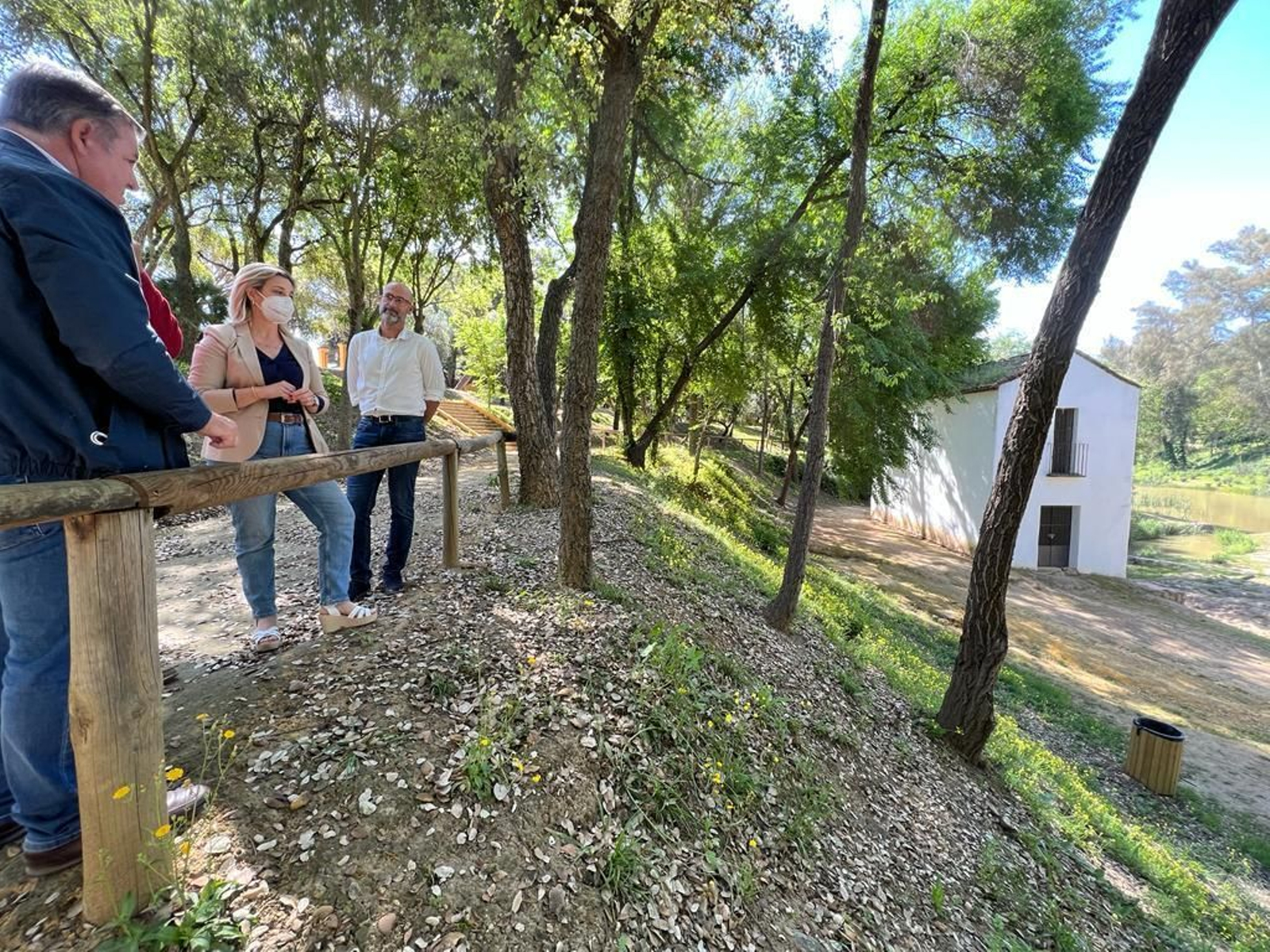 Visita de la alcaldesa Ana Isabel Jiménez al entorno del molino de San Juan en la ribera del Guadaíra.
